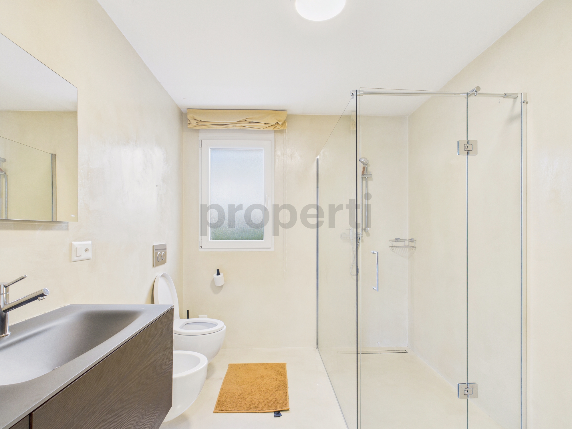 Helles Badezimmer mit Dusche und WC