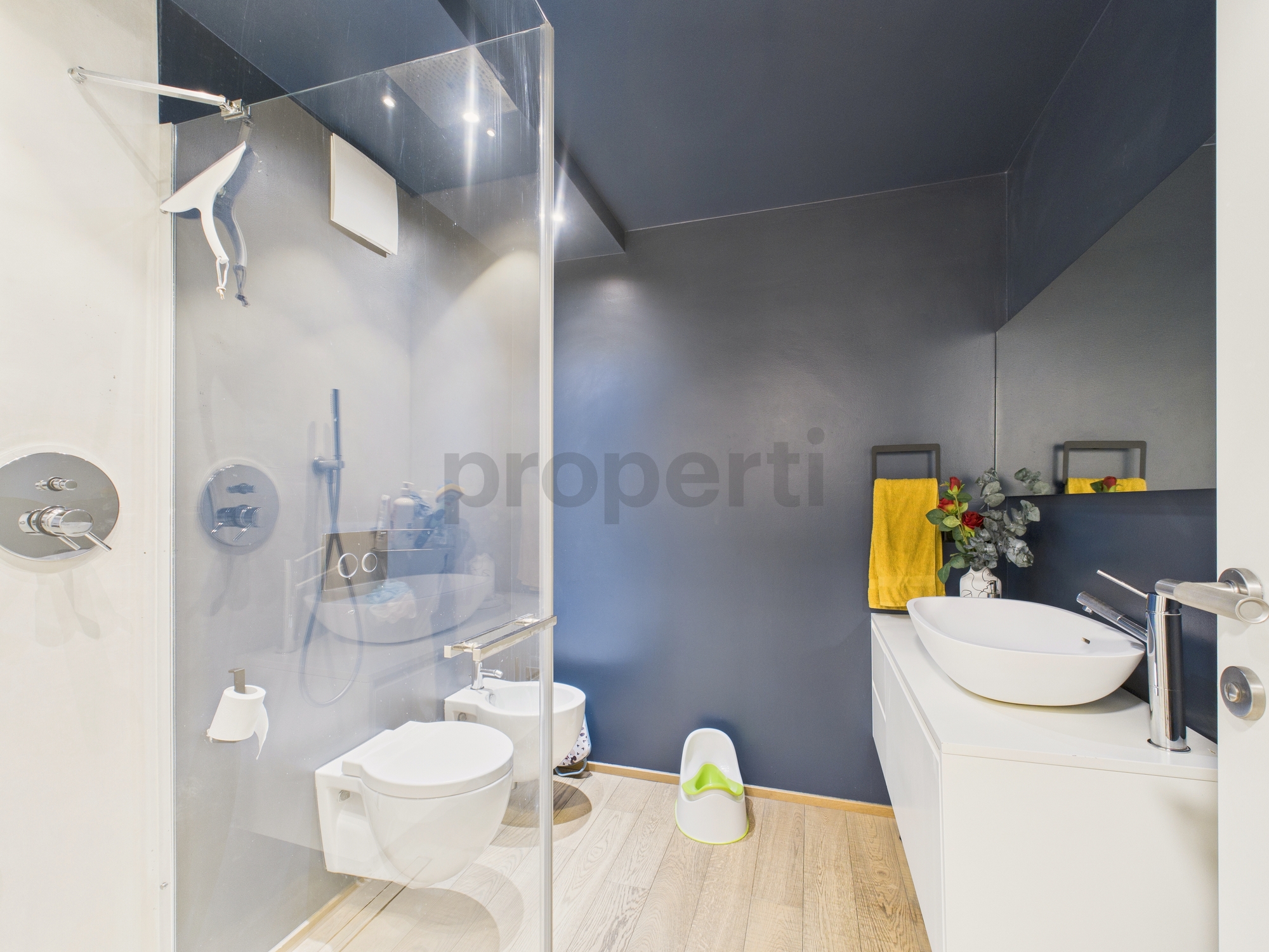 Modernes Gäste-WC mit Dusche