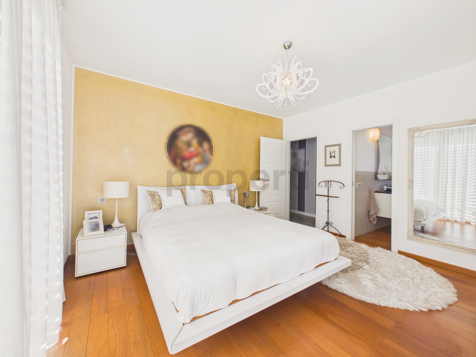 Helles Schlafzimmer mit goldener Akzentwand