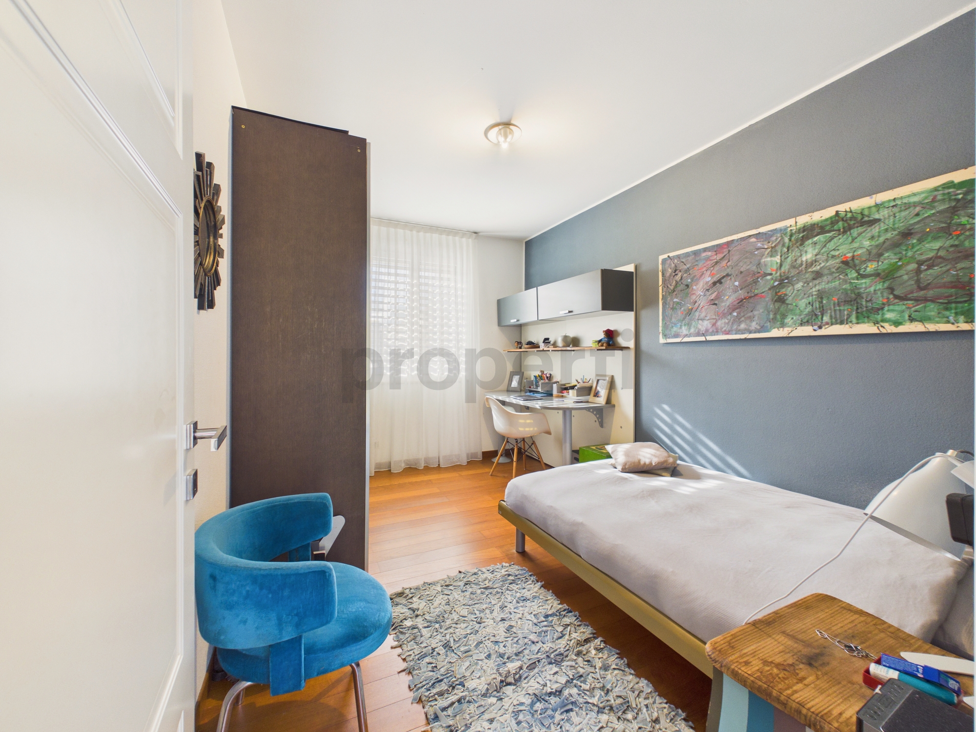 Helles Schlafzimmer mit Arbeitsplatz