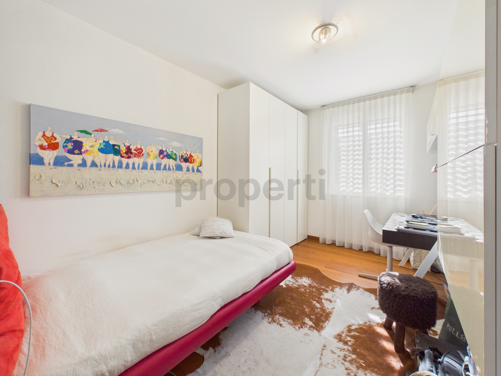 Helles Schlafzimmer mit Arbeitsplatz