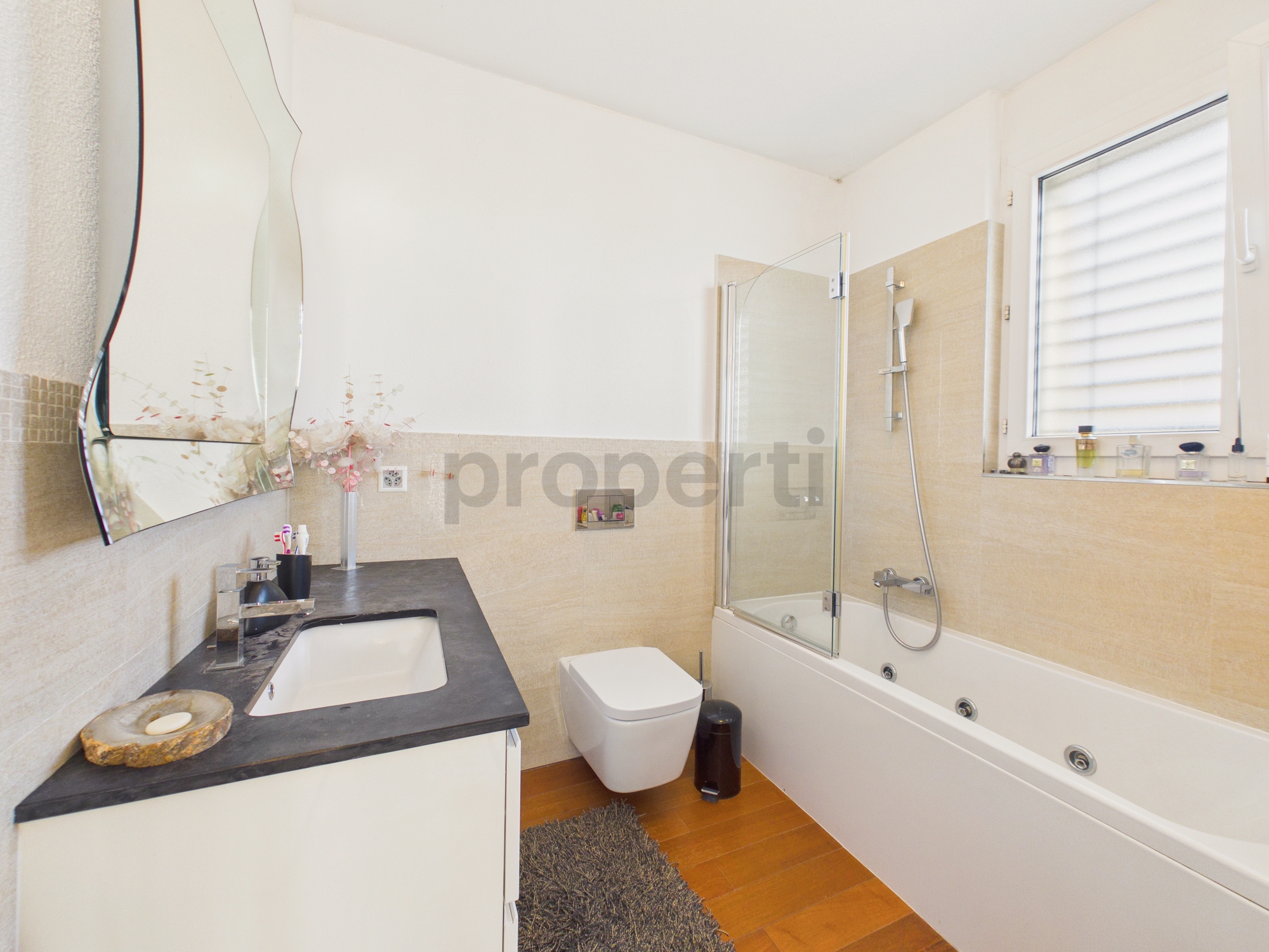 Modernes Badezimmer mit Wanne und Waschtisch
