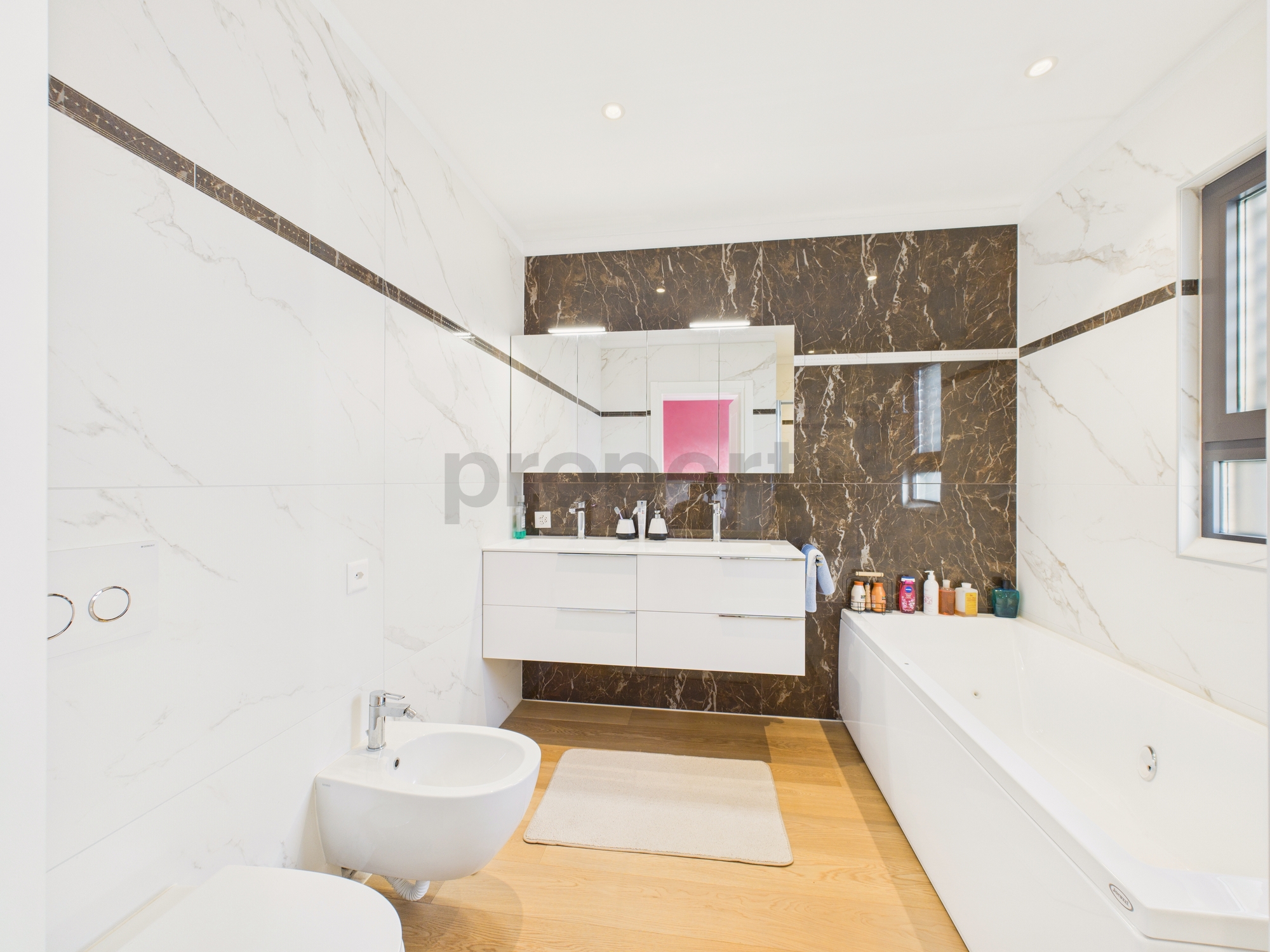 Modernes Badezimmer mit Marmoroptik