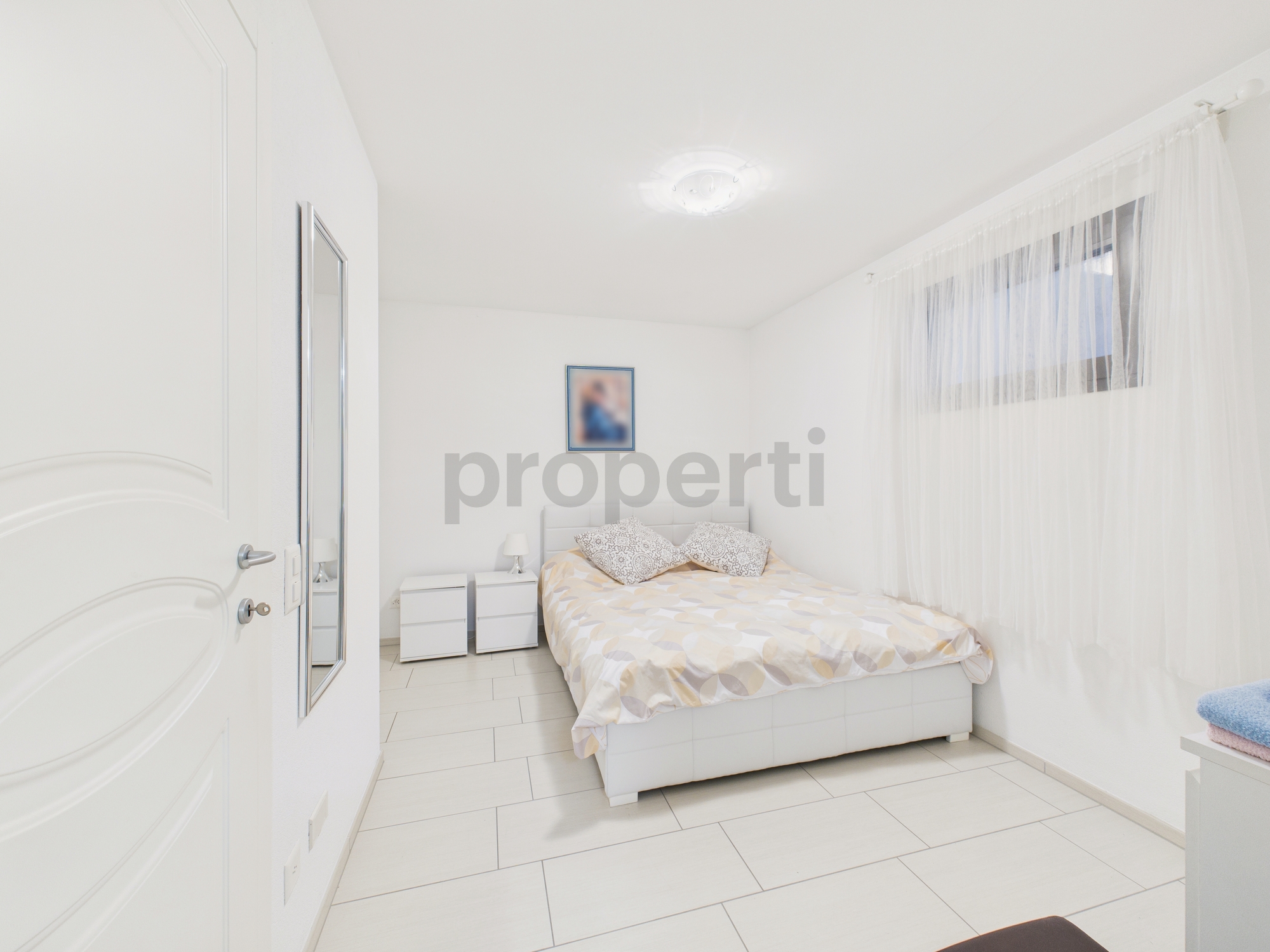 Helles Schlafzimmer mit weißer Einrichtung