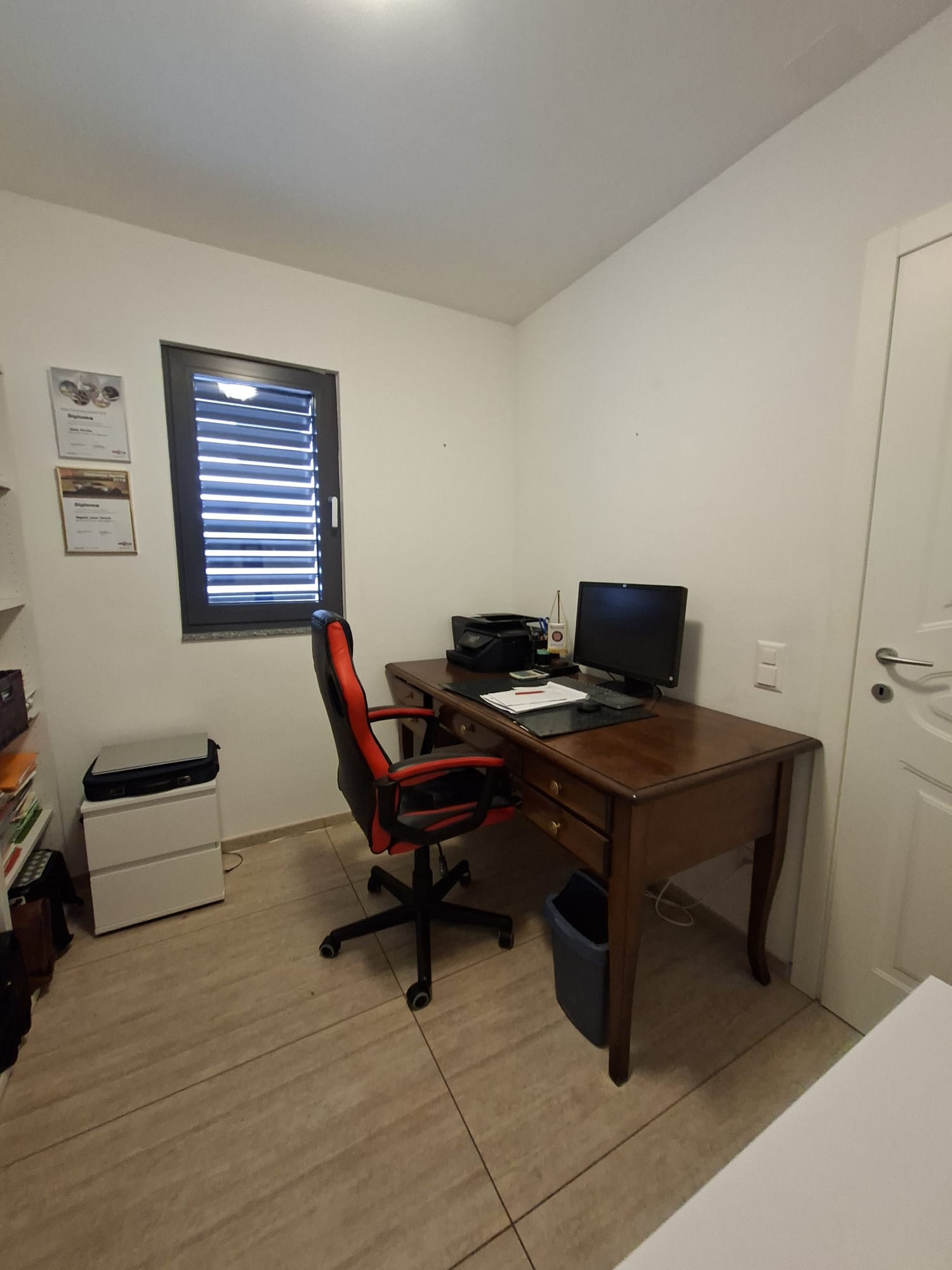 Büro oder Arbeitszimmer mit Schreibtisch