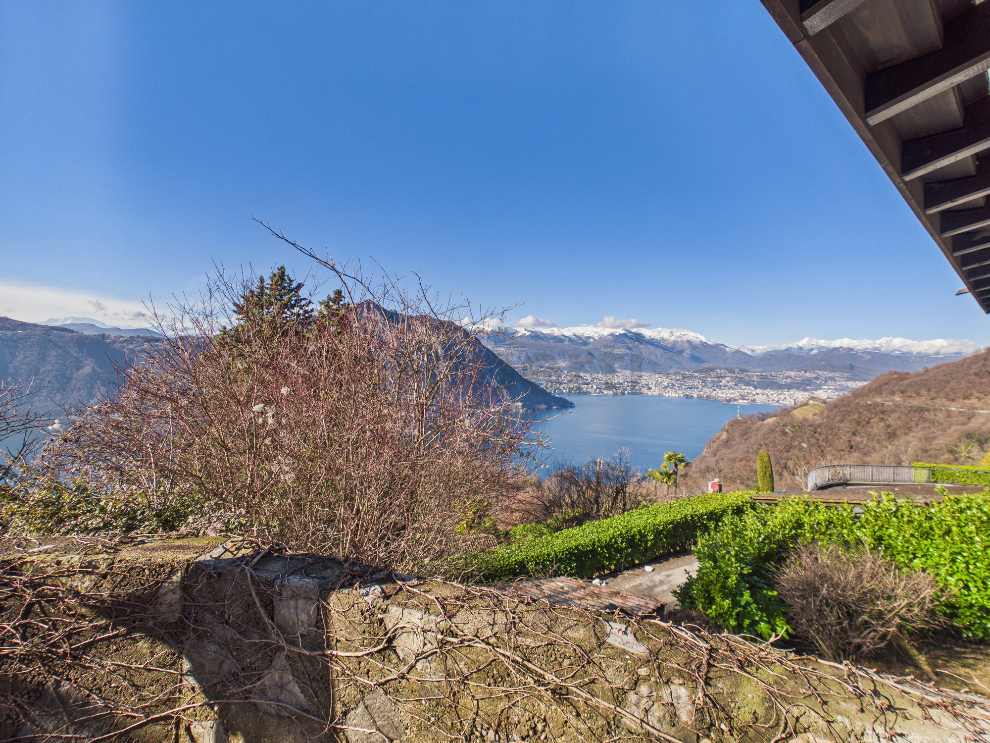 Seeblick von einer Hanglage