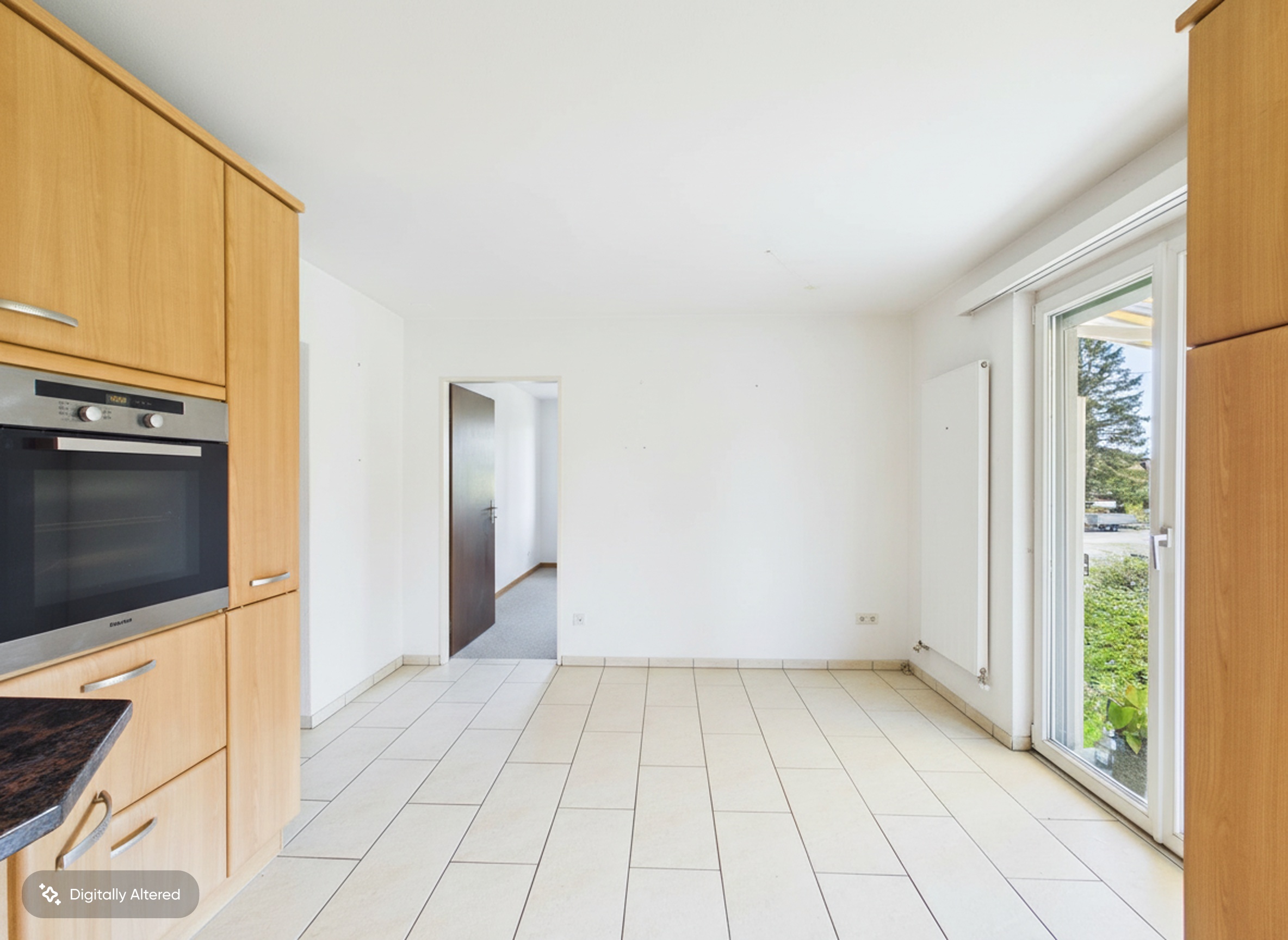 Helle Küche mit Terrassenzugang