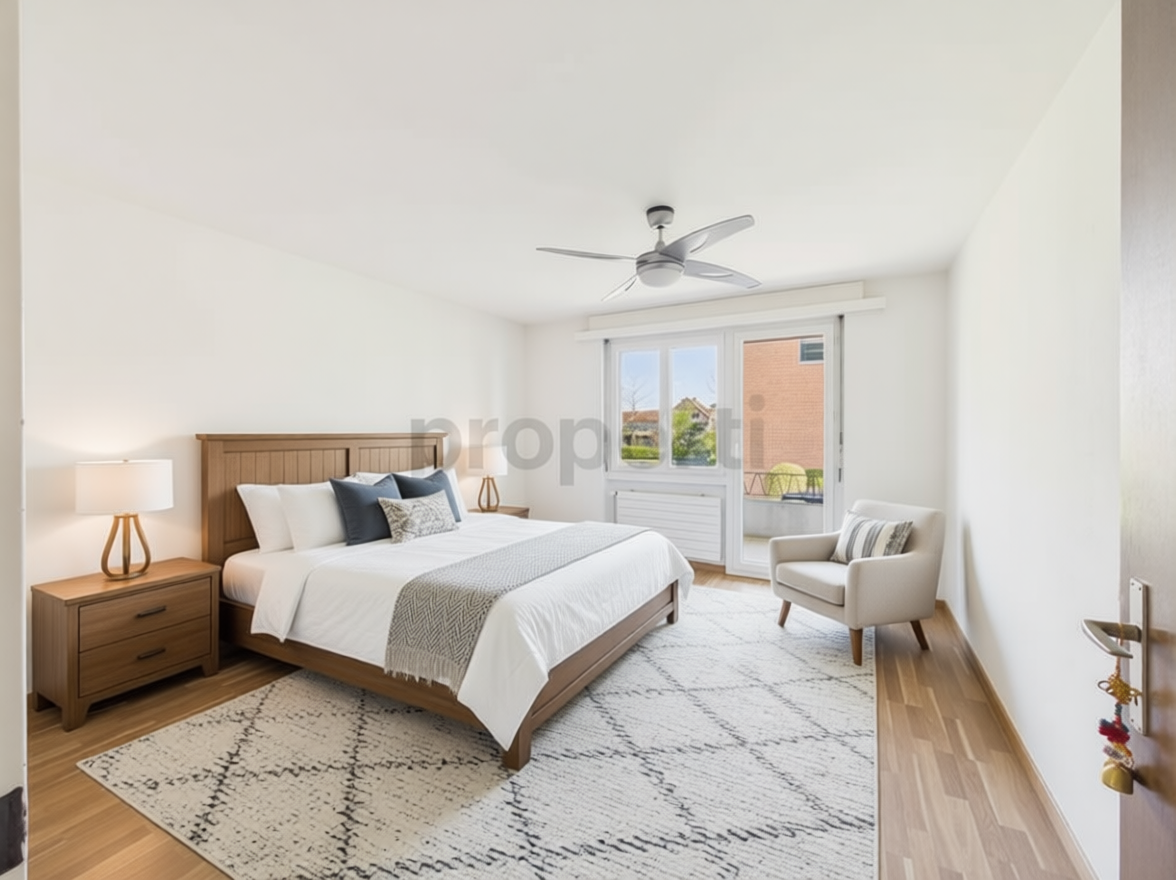 Helles Schlafzimmer mit Balkonzugang