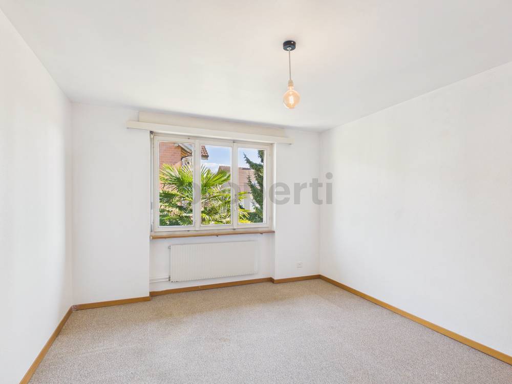 Leerer heller Raum mit Fenster