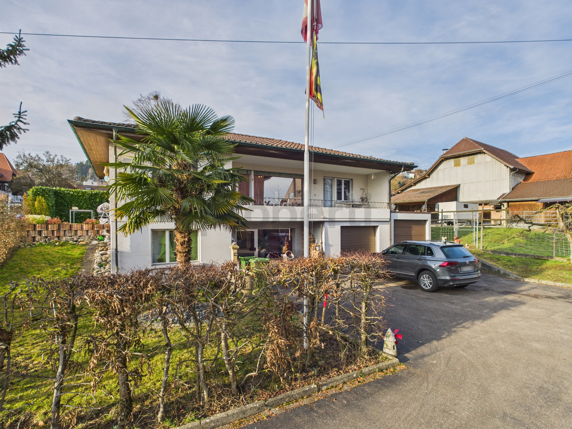 Wohnhaus mit Einfahrt und Garten