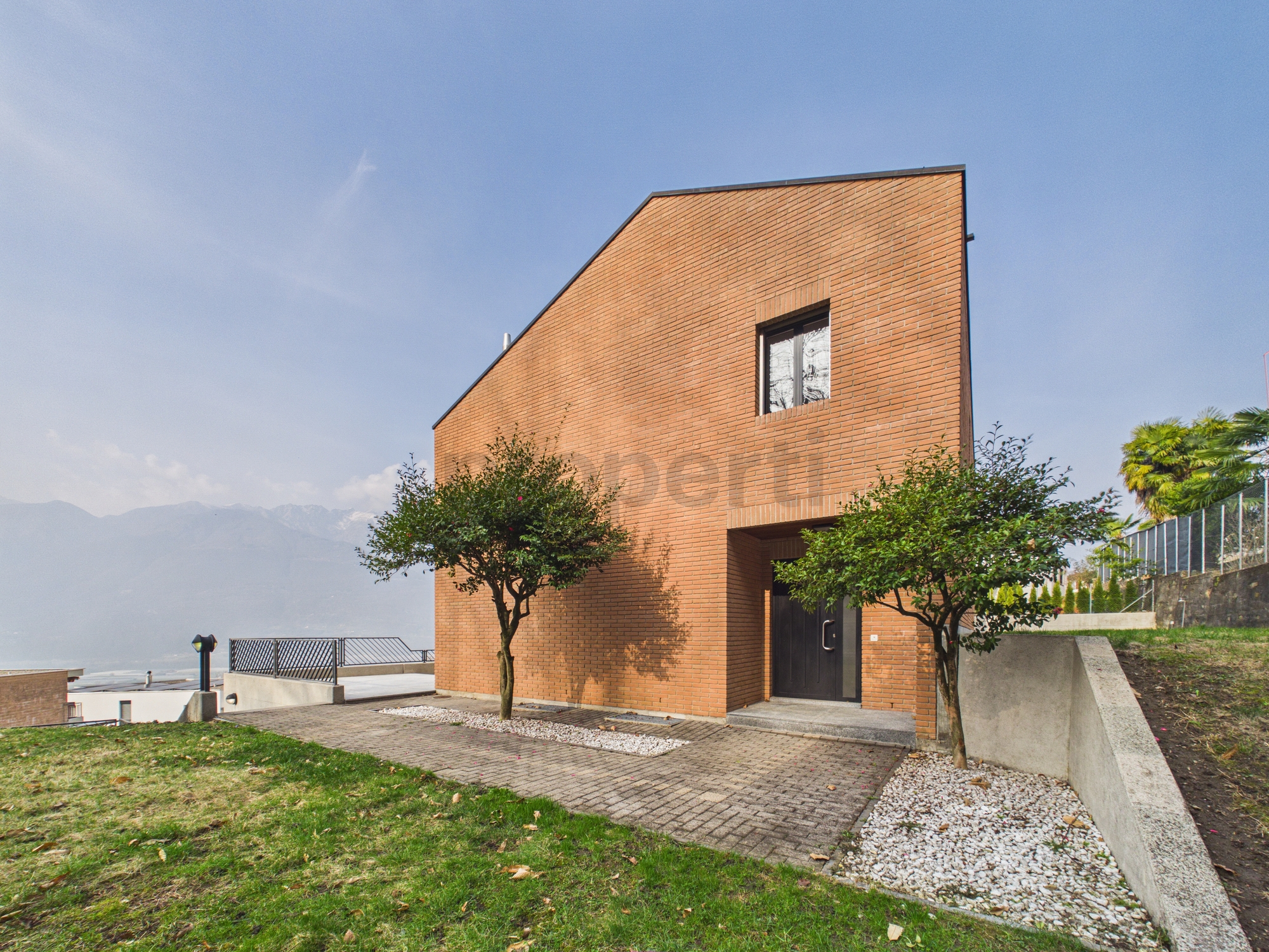 Modernes Ziegelhaus mit Hanglage und Bergblick
