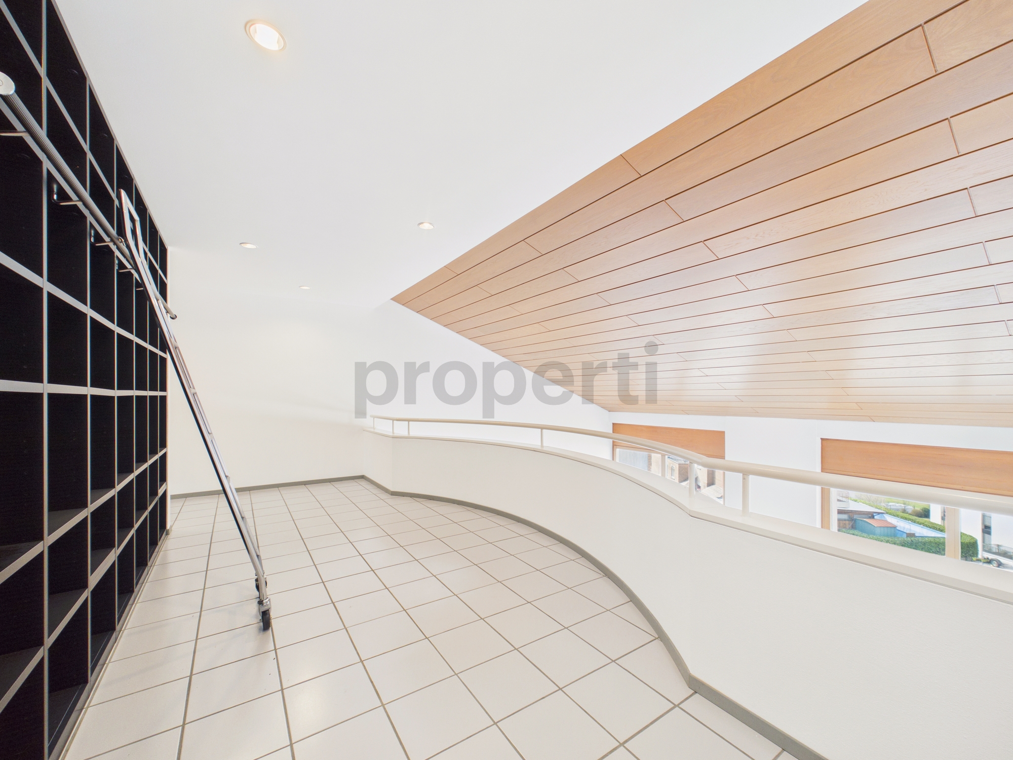 Heller Galeriebereich mit Blick ins Treppenhaus