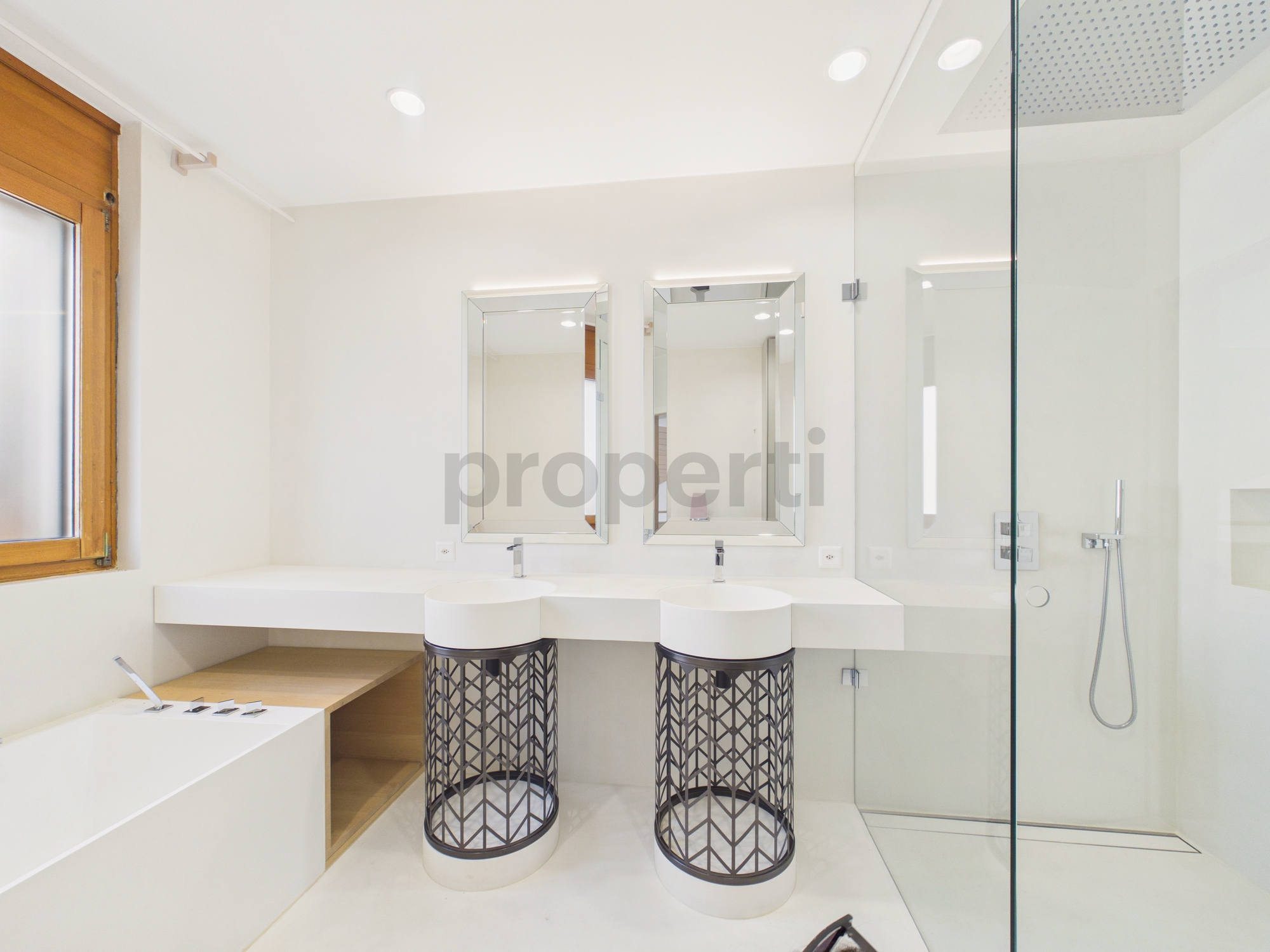 Modernes Badezimmer mit Doppelwaschtisch und Glasdusche