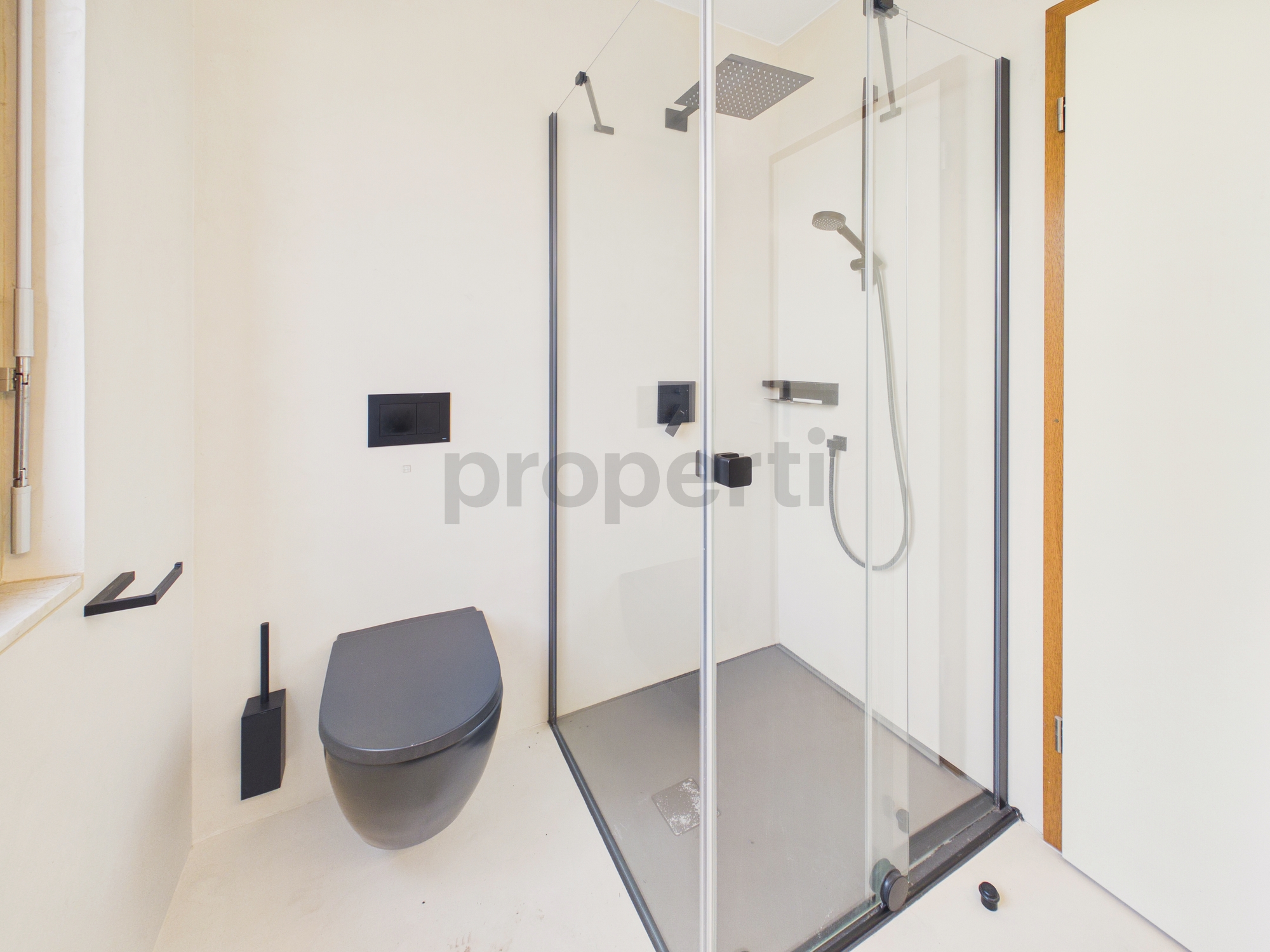 Modernes Badezimmer mit Glasdusche und wandhängendem WC