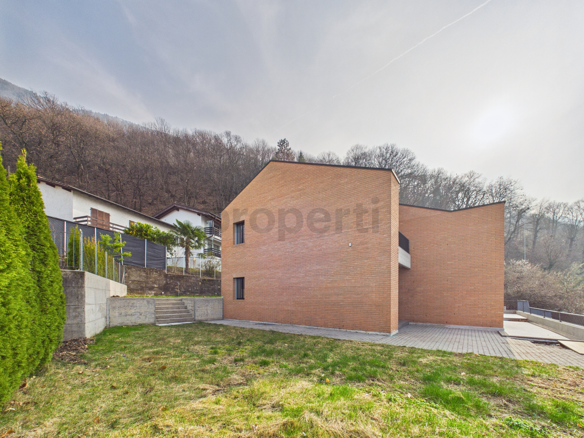 Modernes Backsteinhaus mit Garten
