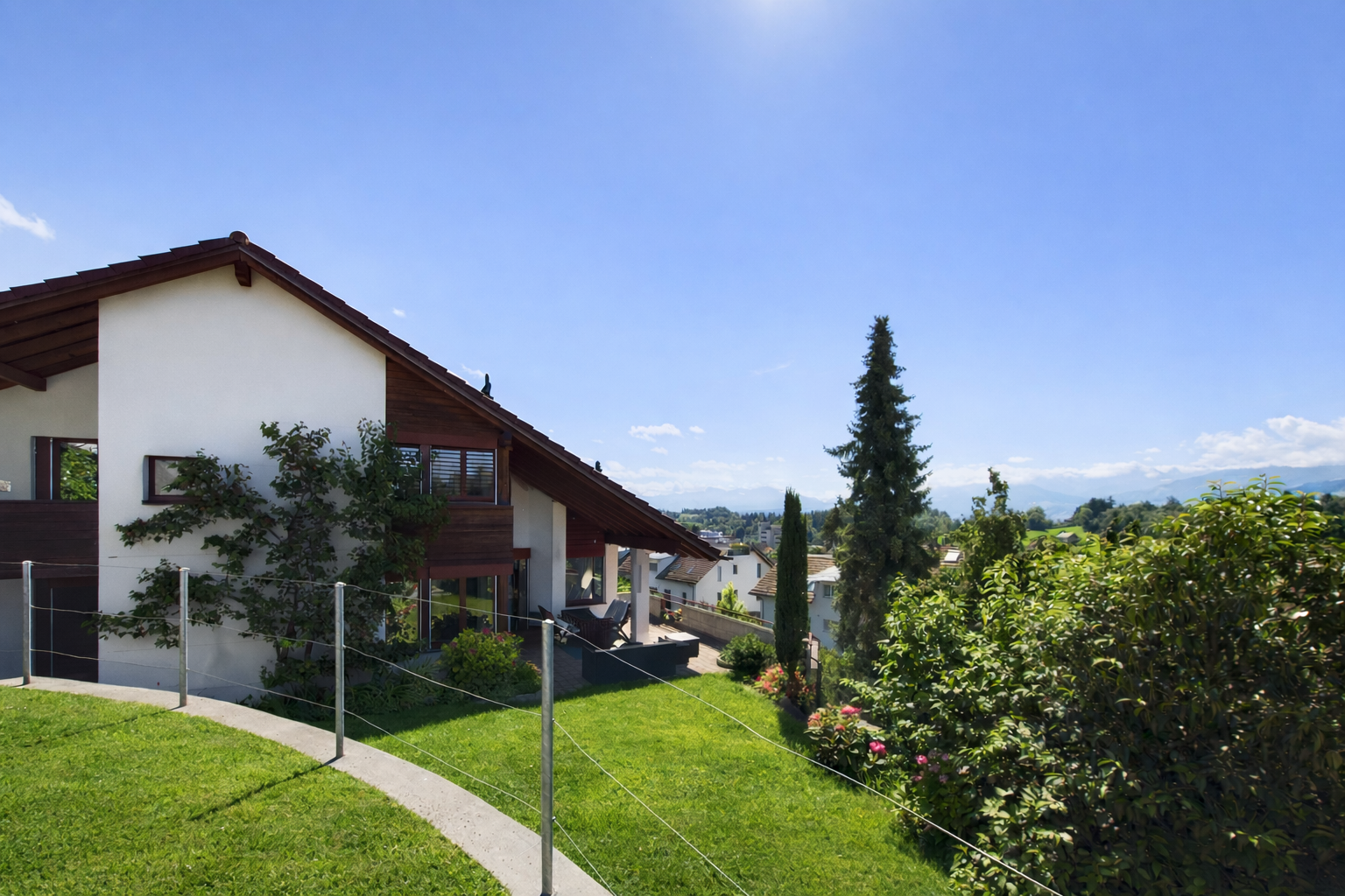 Moderner Garten mit Bergblick
