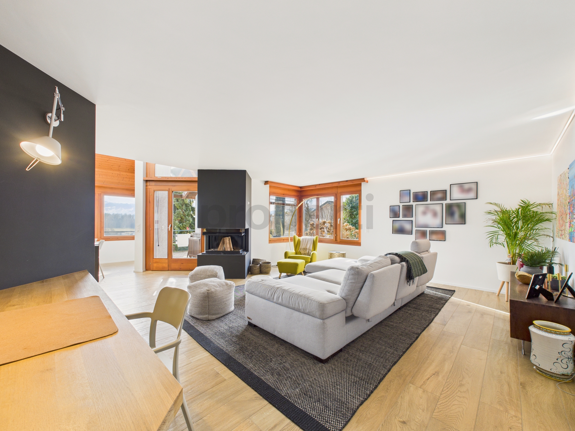 Modernes Wohnzimmer mit Kamin und Panoramafenstern