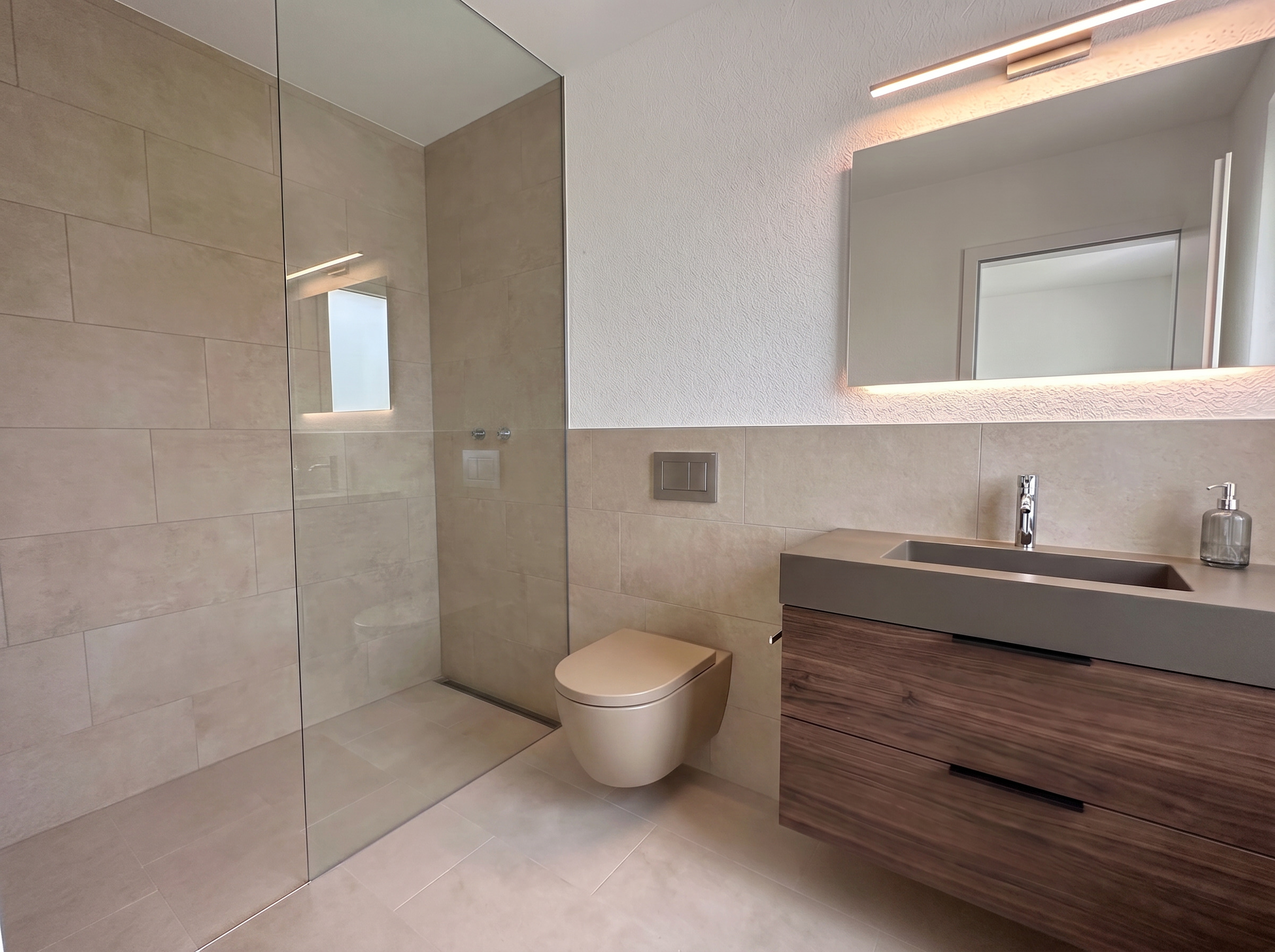 Modernes Badezimmer mit begehbarer Dusche und Waschtisch