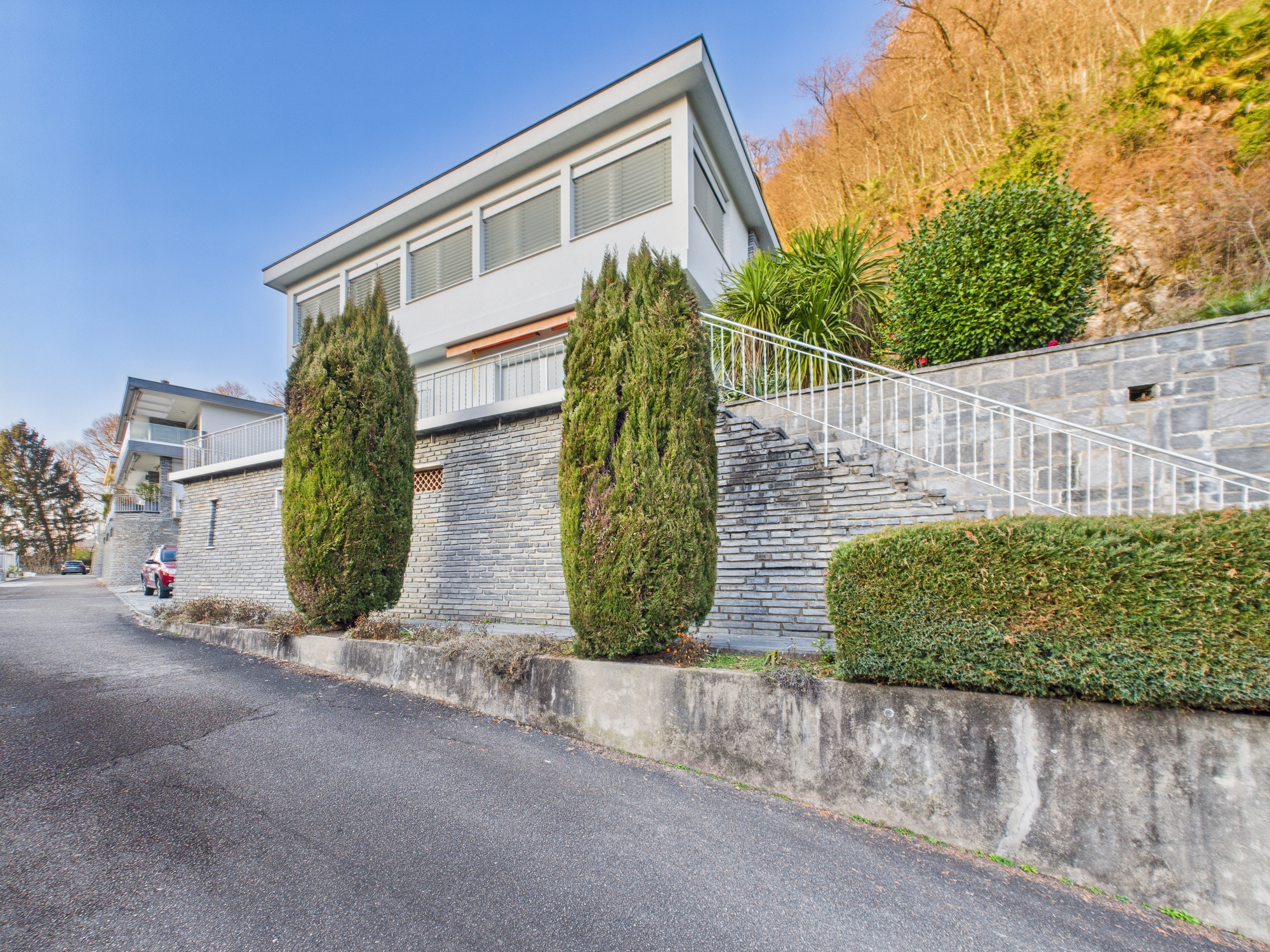 Modernes Wohnhaus am Hang