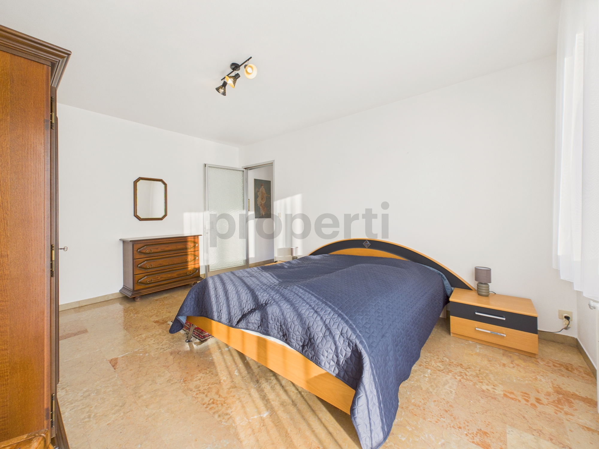 Schlafzimmer mit klassischer Einrichtung