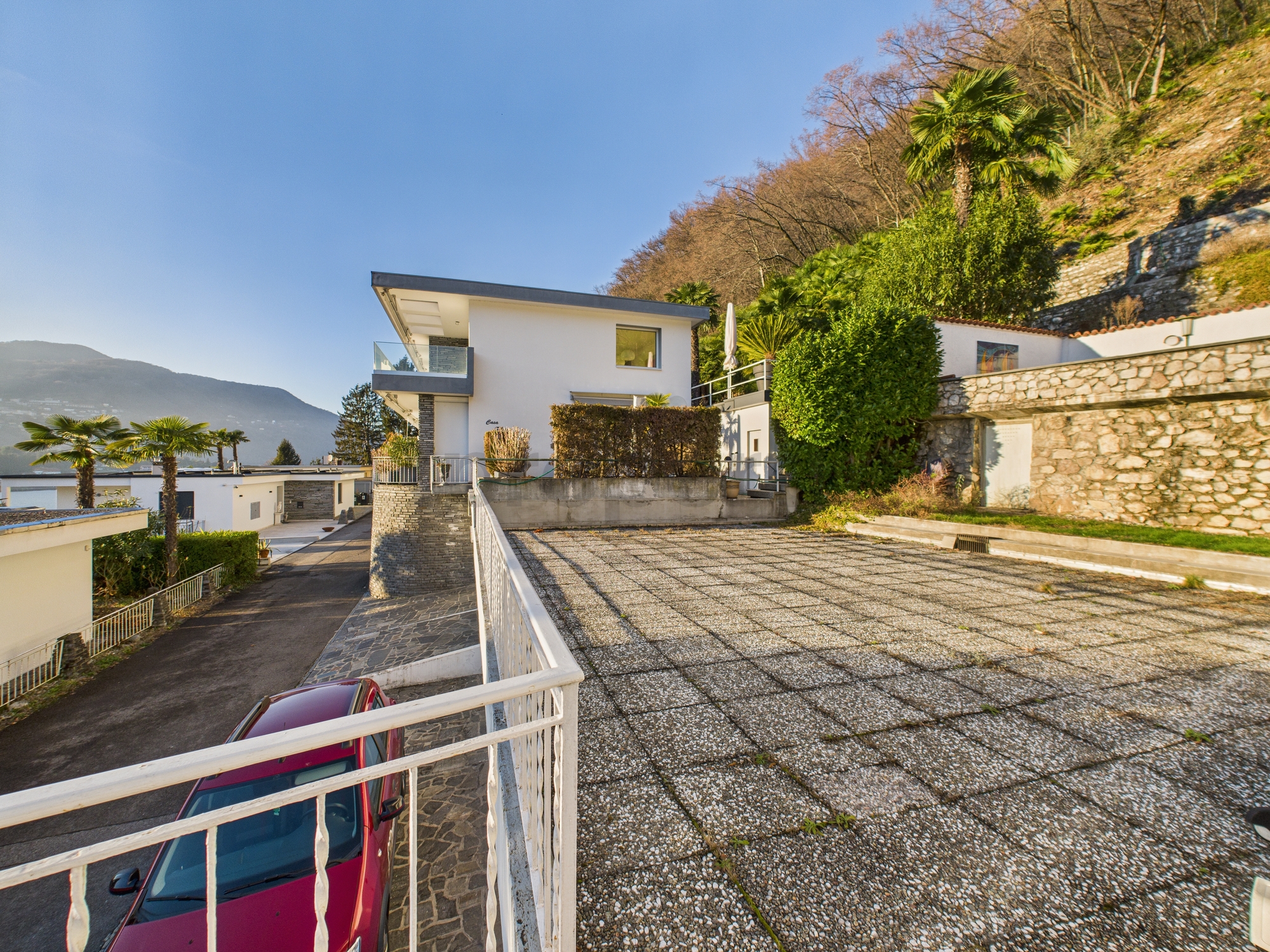Moderne Villa mit großer Terrasse und Hanglage
