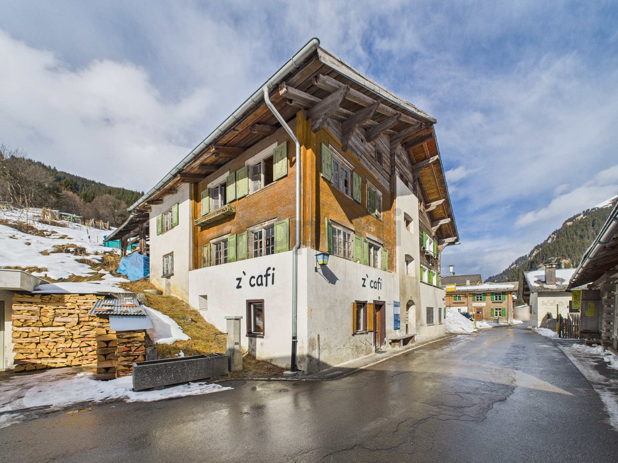 Historisches Berghaus mit Café im Schnee