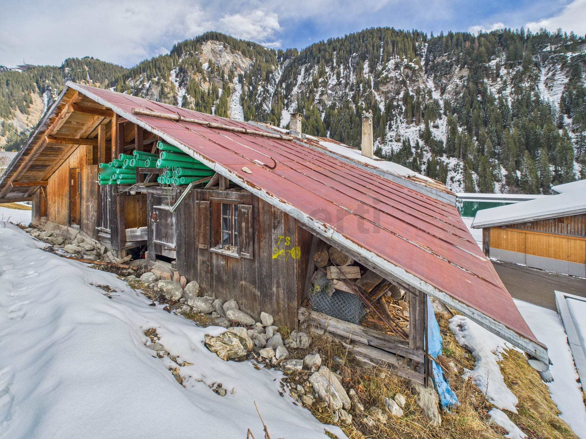 Alte Berghütte im Schnee