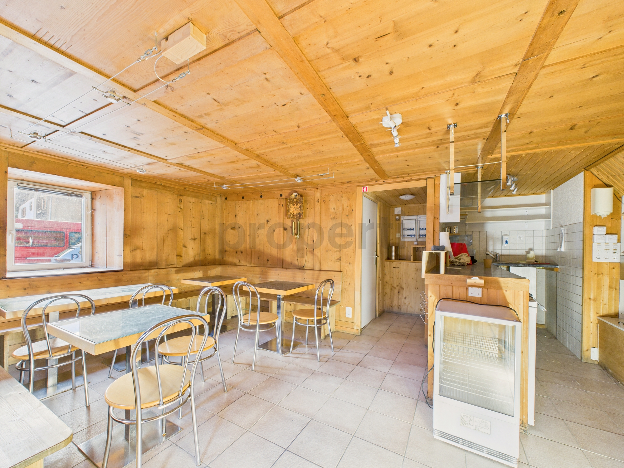 Rustikales Café- oder Gastraum-Interieur mit Holzverkleidung