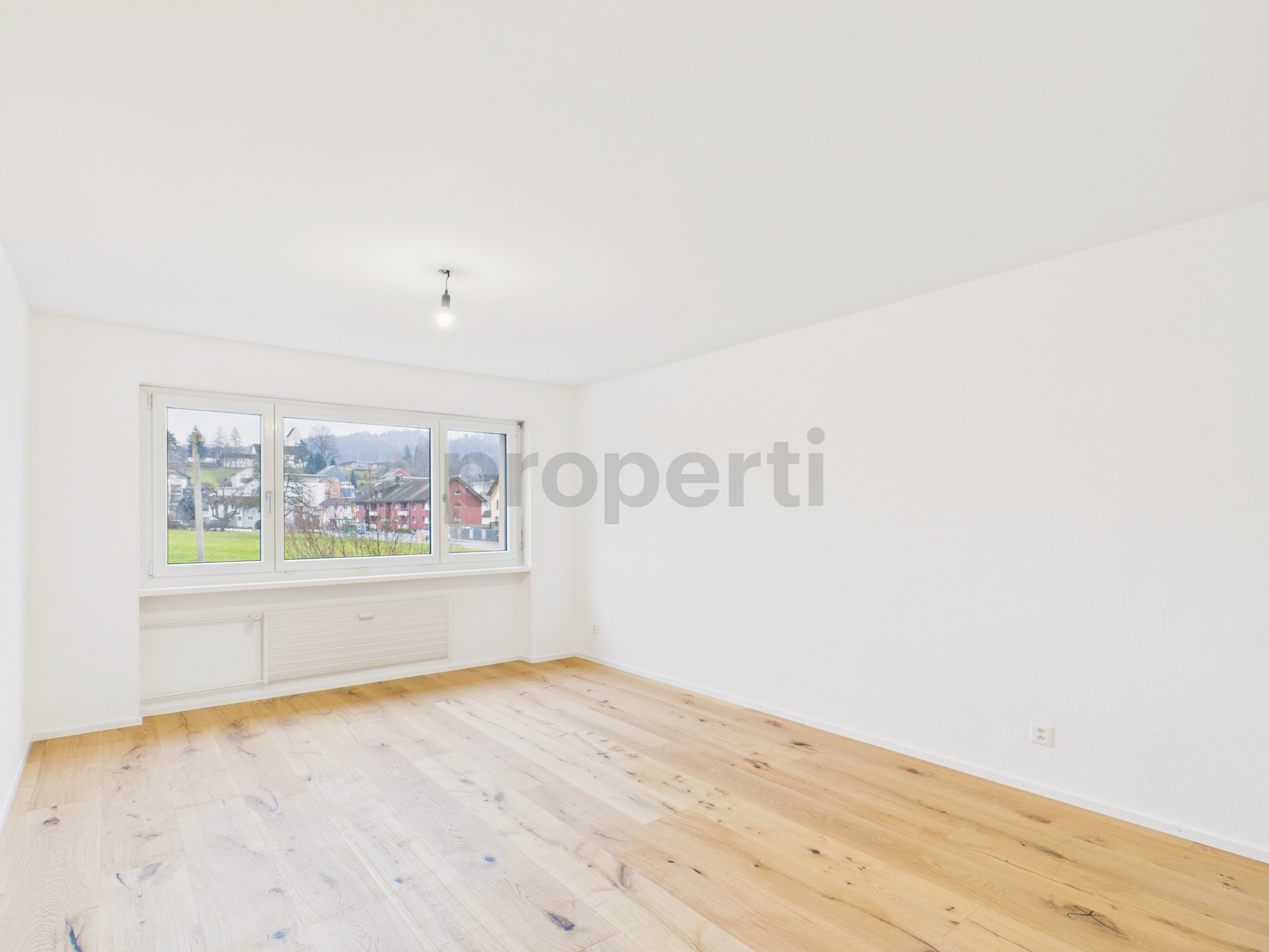 Heller leerer Raum mit großem Fenster