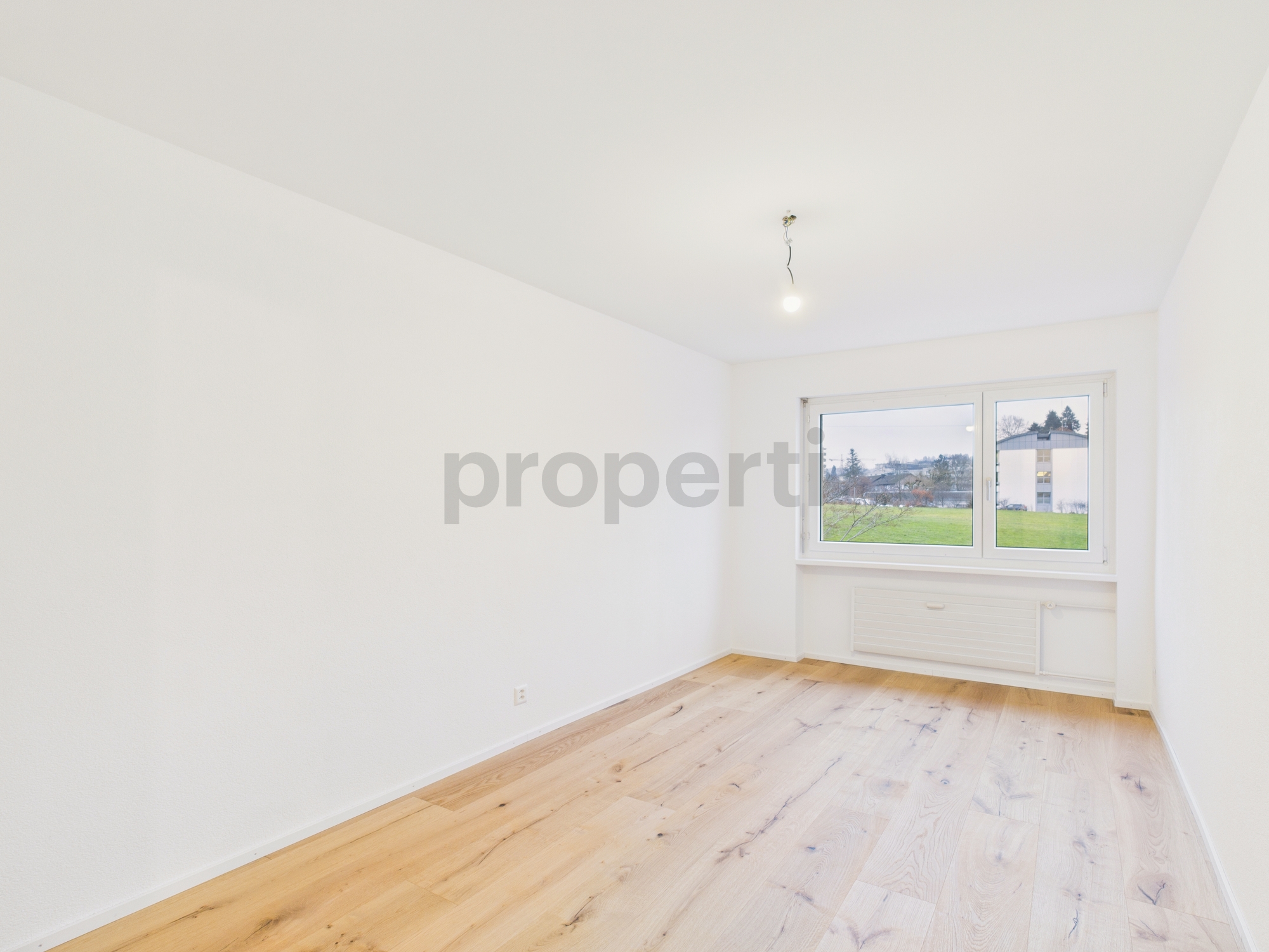 Leeres helles Zimmer mit großem Fenster