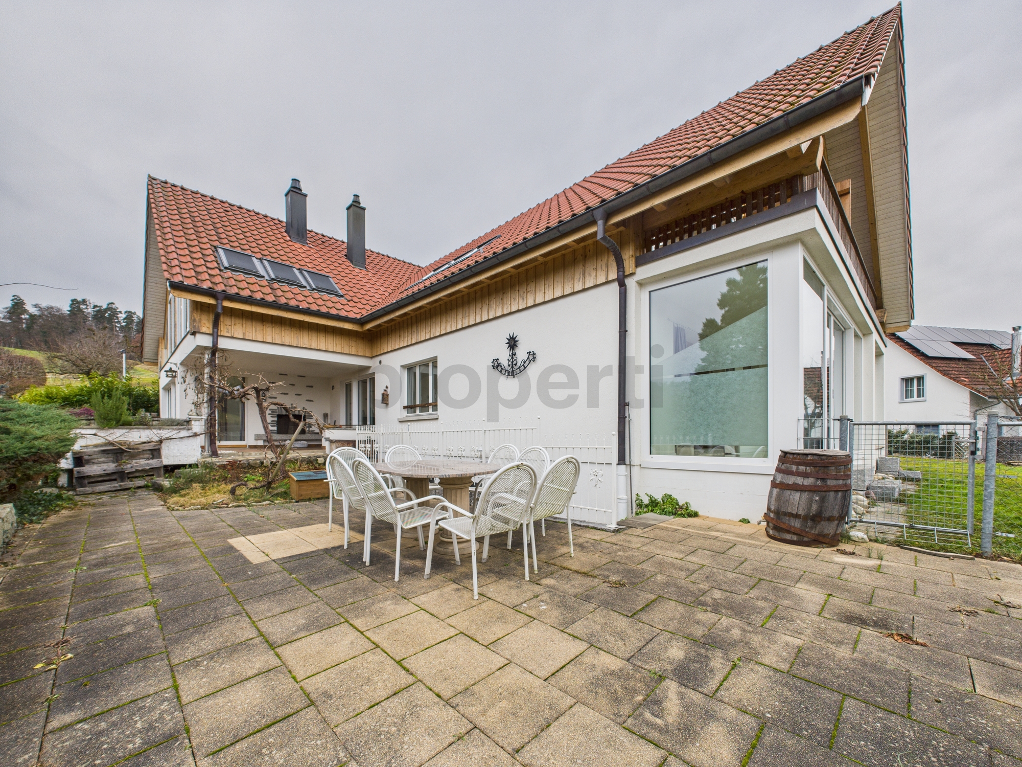 Haus mit Terrasse und Gartenansicht