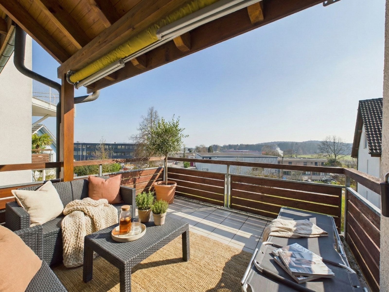 Balkon mit Loungemöbeln und Weitblick