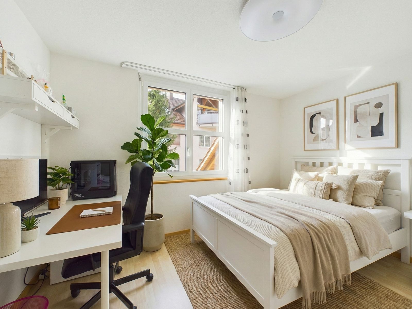 Helles, modernes Schlafzimmer mit Arbeitsbereich