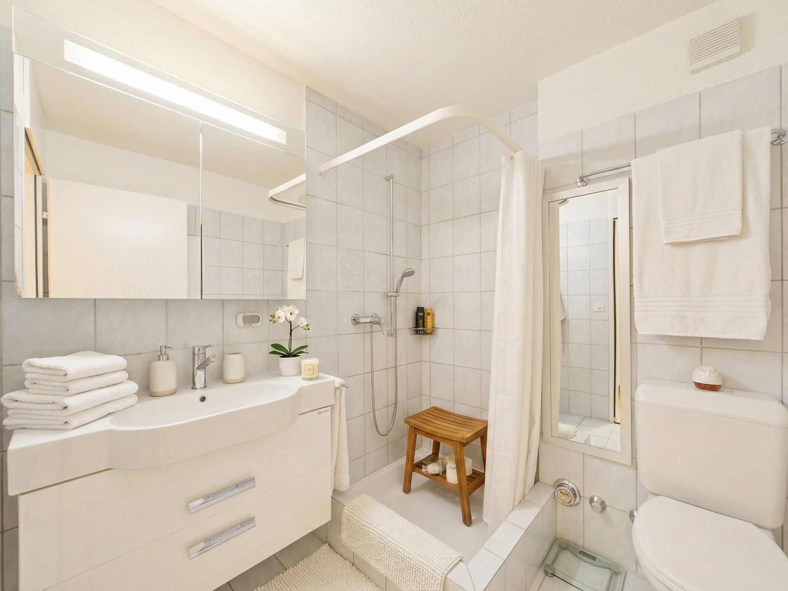 Helles, modernes Badezimmer mit Dusche und WC