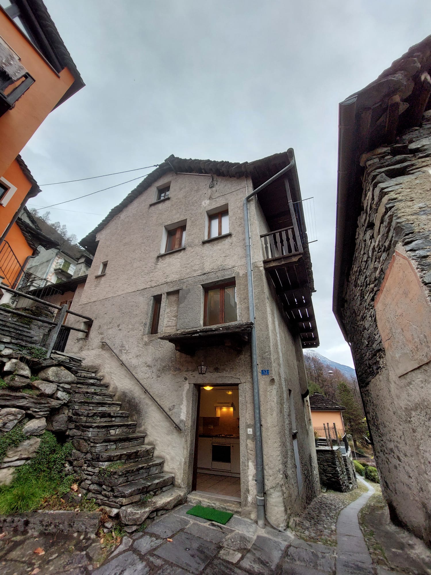Altes Steinhaus in enger Gasse
