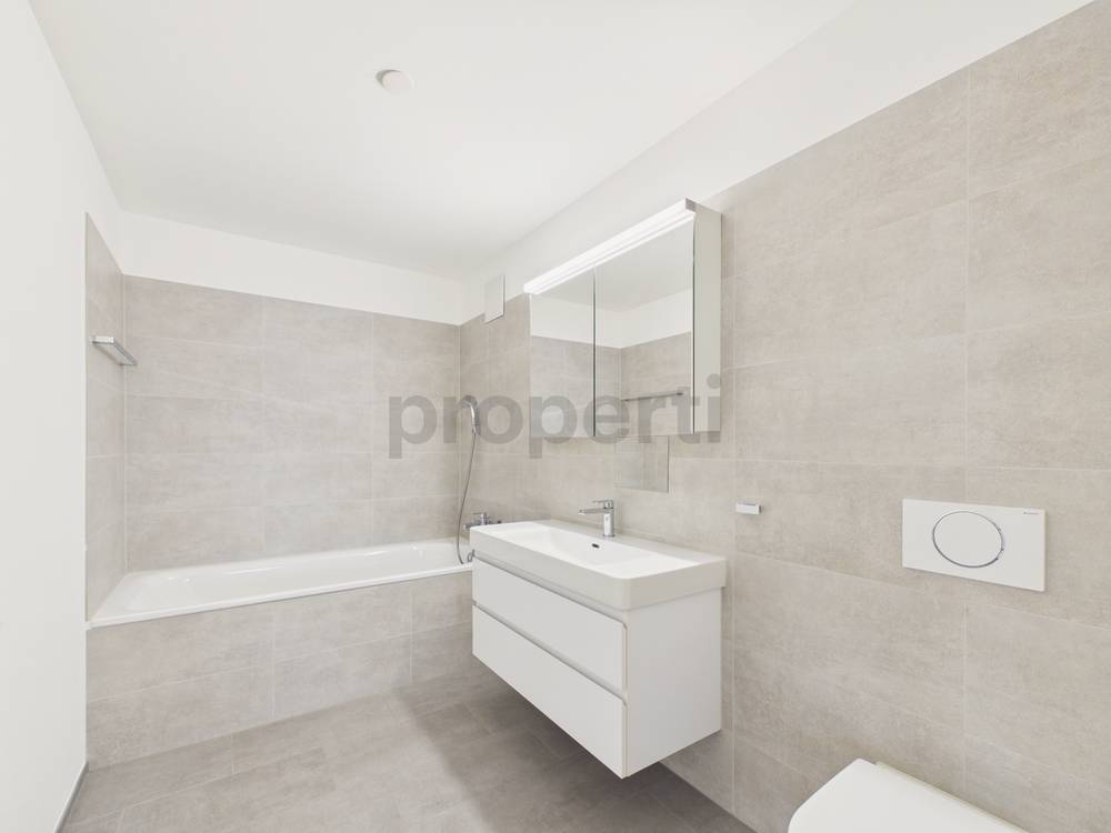 Modernes Badezimmer mit Wanne und Waschtisch