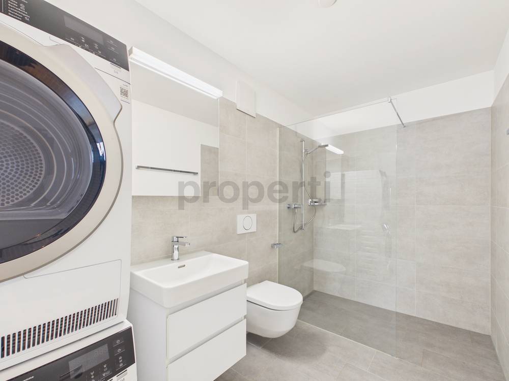 Modernes Badezimmer mit Waschtisch, Wand-WC und Dusche