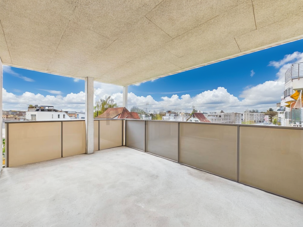 Überdachter Balkon mit Stadtblick
