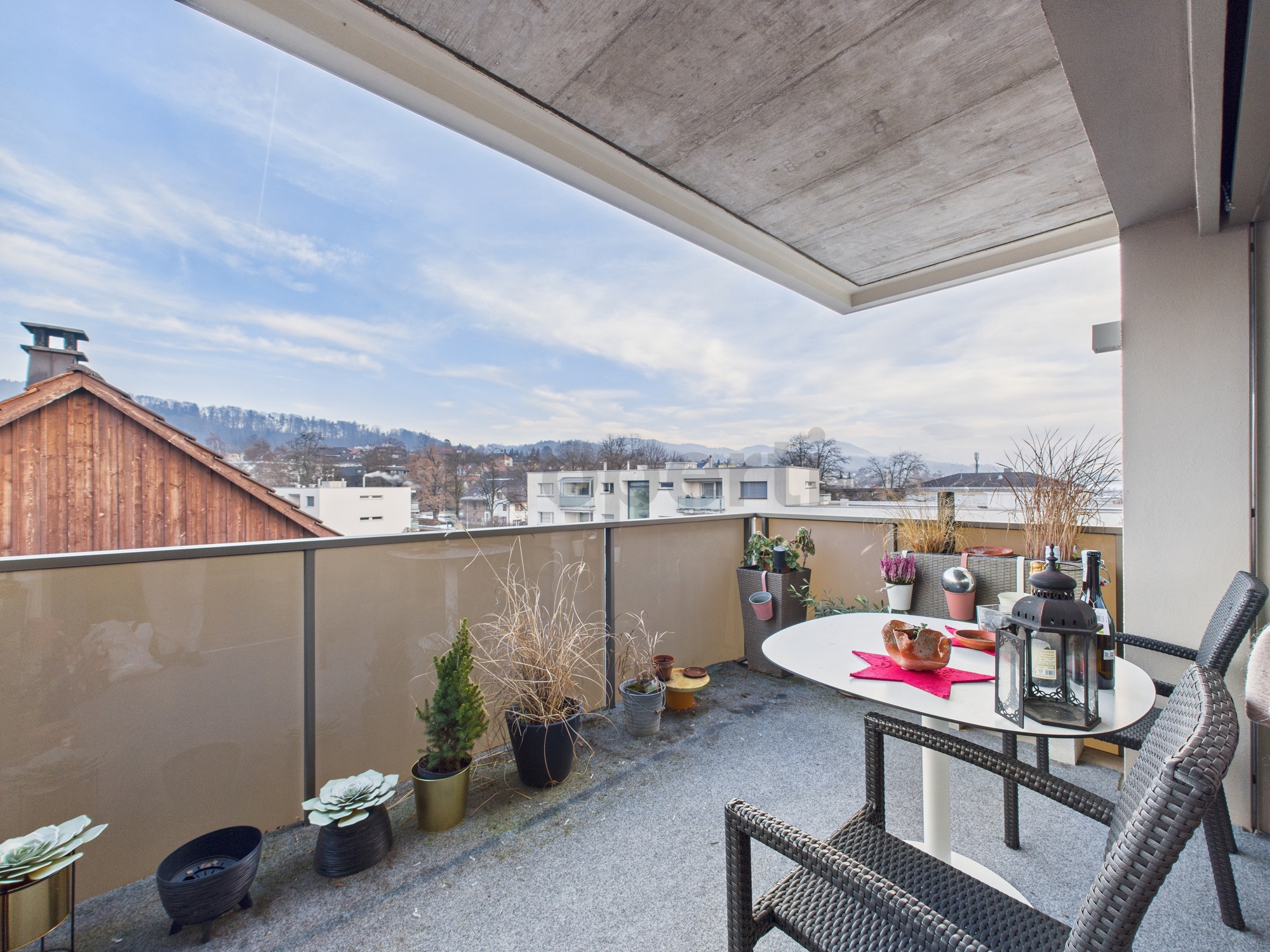 Balkon mit Sitzgruppe und Blick über die Umgebung