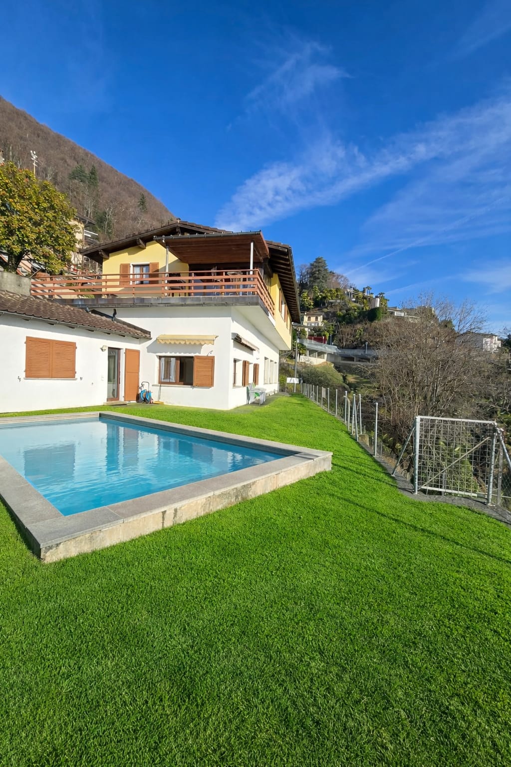 Haus mit Pool und Hanglage