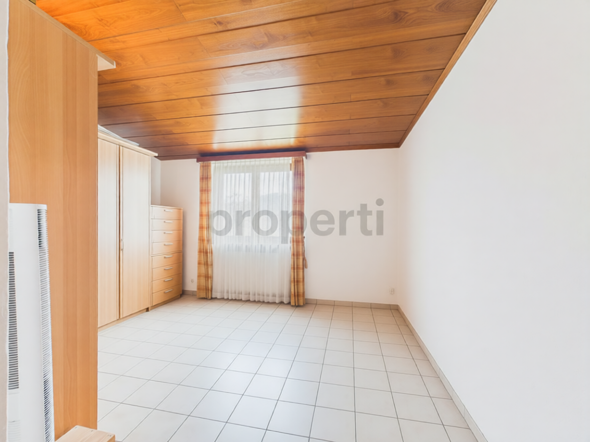Leerer Raum mit Holzdecke und Fliesenboden