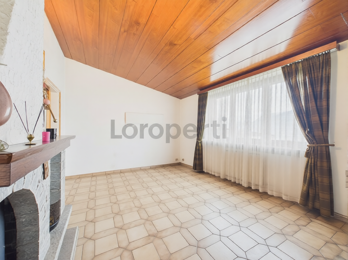 Wohnzimmer mit Holzbalkendecke und großer Fensterfront