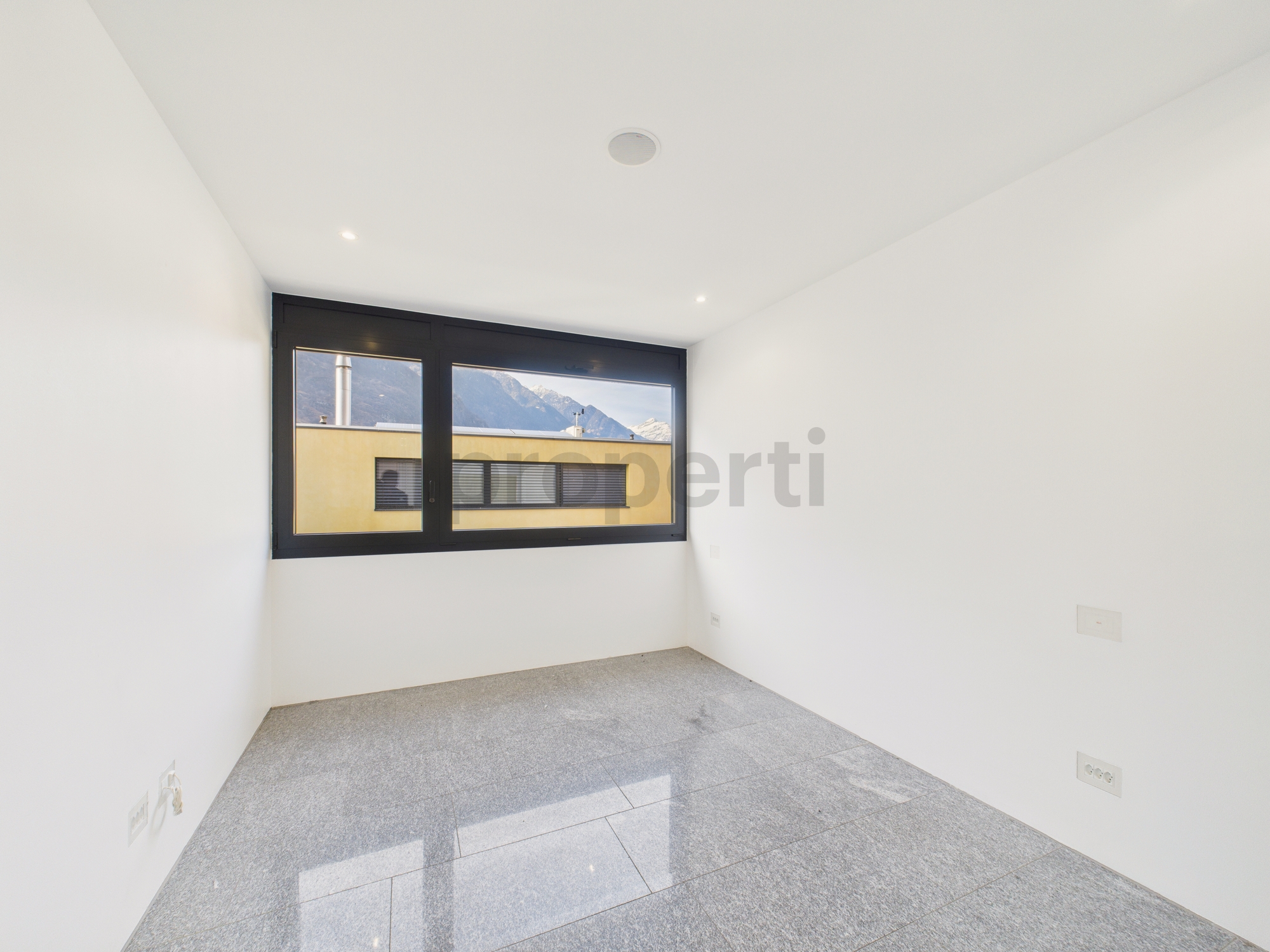 Leerer moderner Raum mit Bergblick
