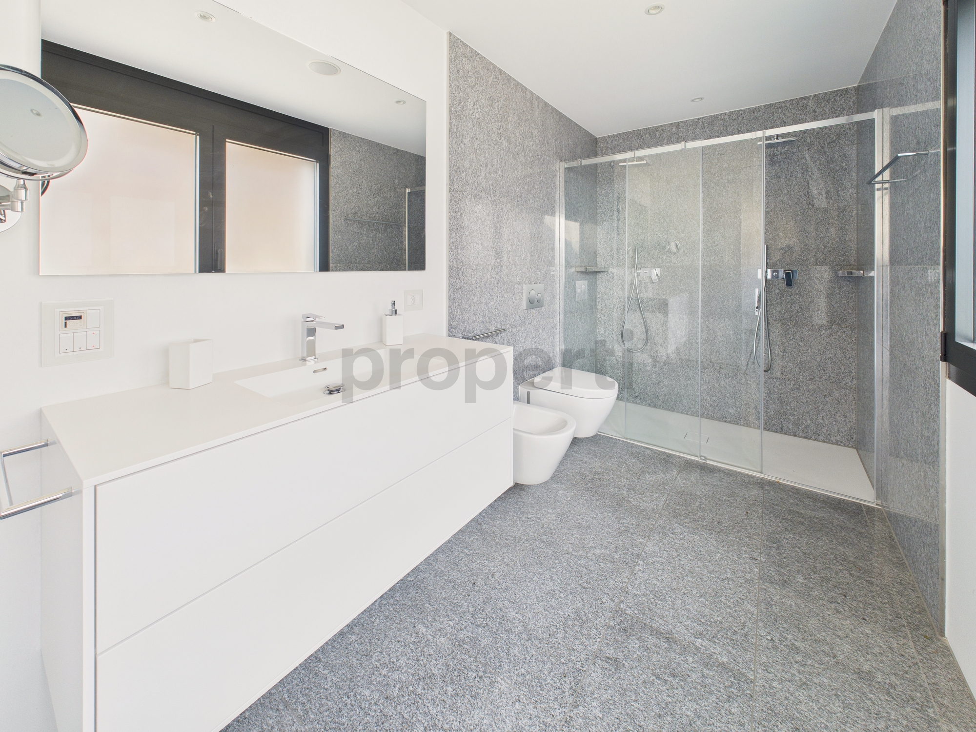 Modernes Badezimmer mit begehbarer Dusche