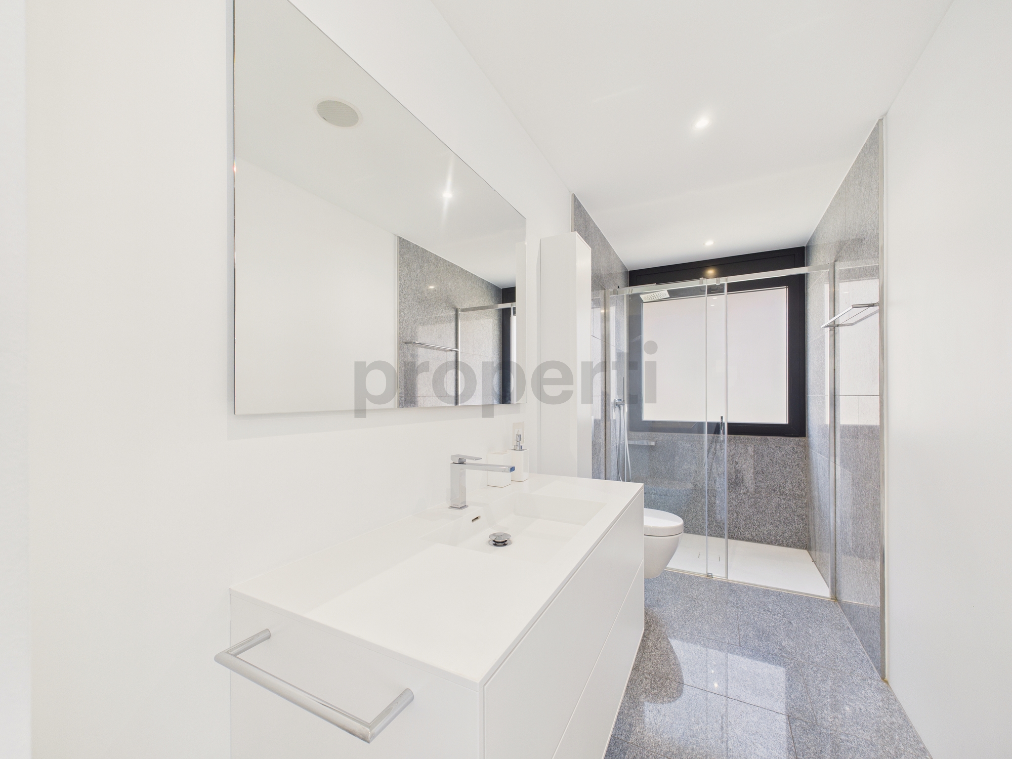 Modernes Badezimmer mit Dusche und Waschtisch