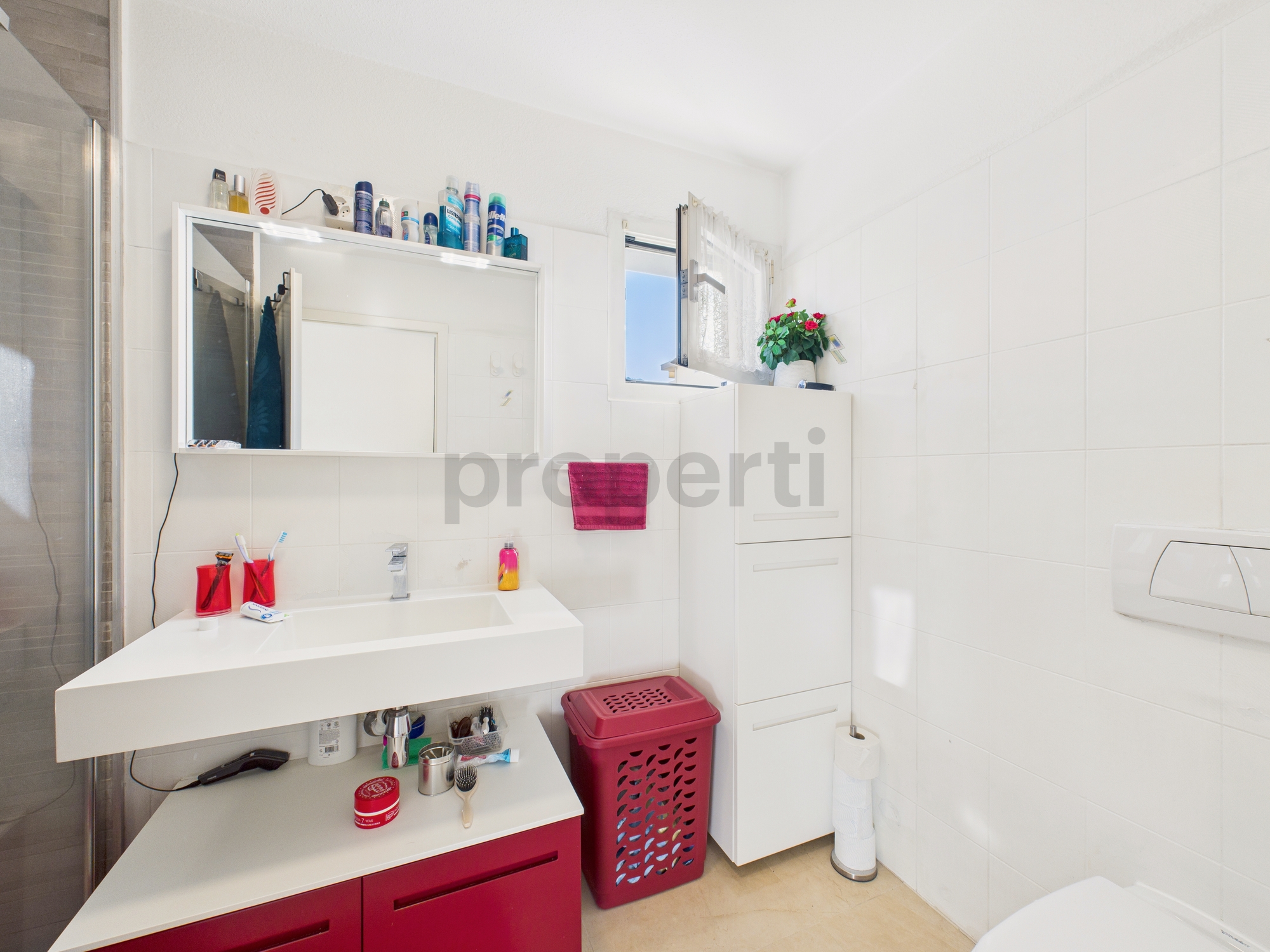 Modernes Badezimmer mit großem Waschtisch und weißer Fliesenoptik