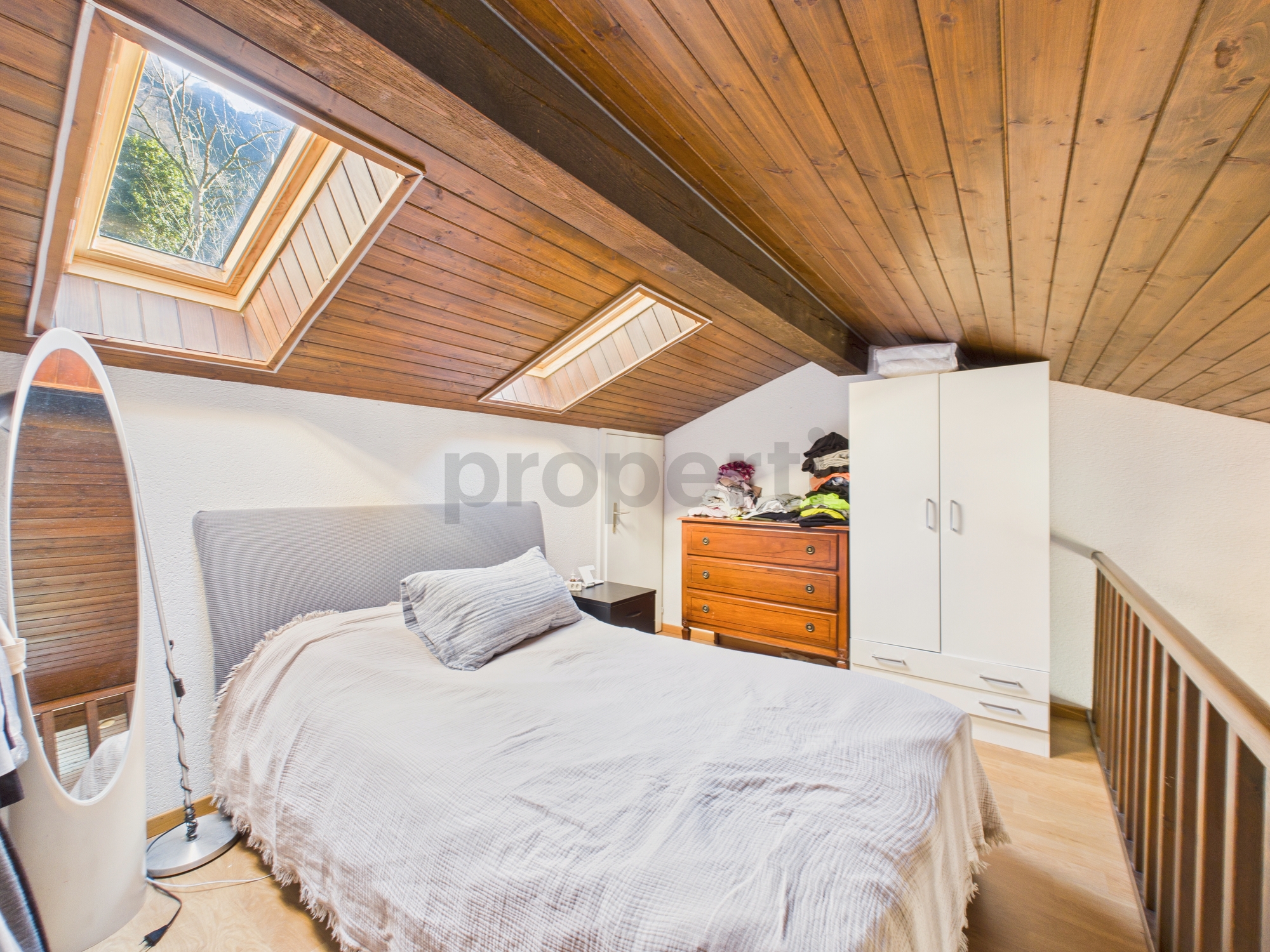 Dachgeschoss-Schlafzimmer mit Holzdecke
