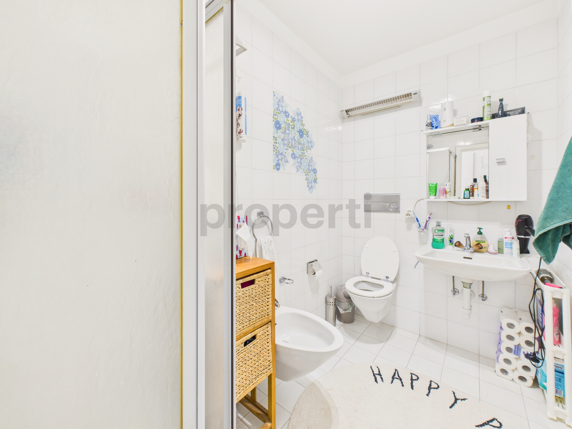 Kleines helles Badezimmer mit Toilette und Waschbecken