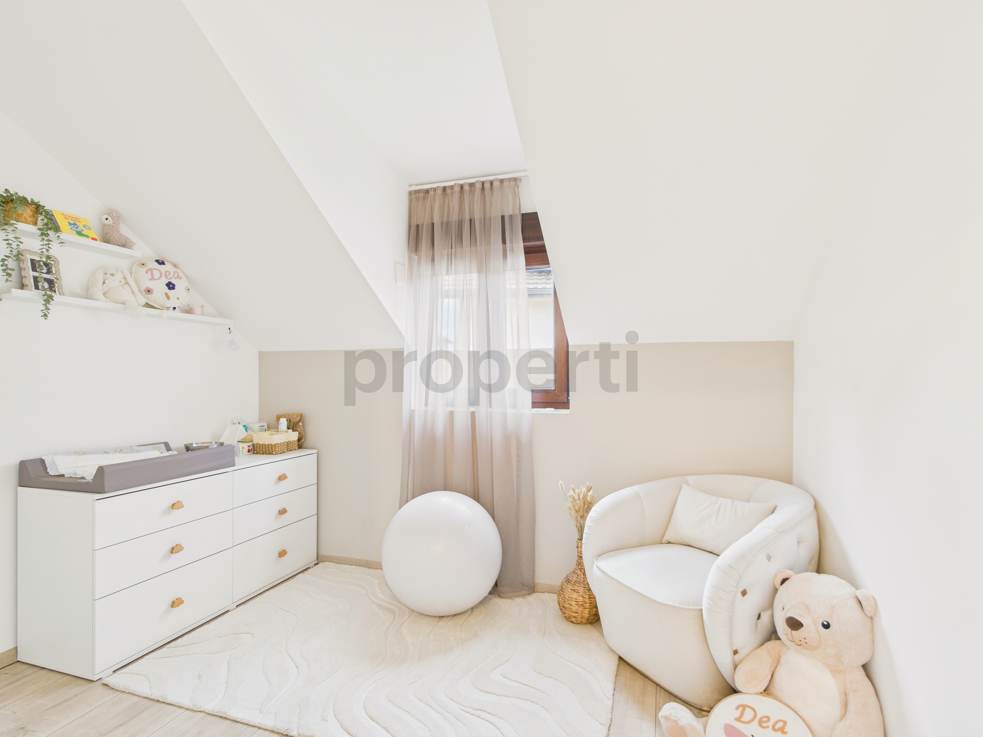 Helles Kinderzimmer mit Dachschräge