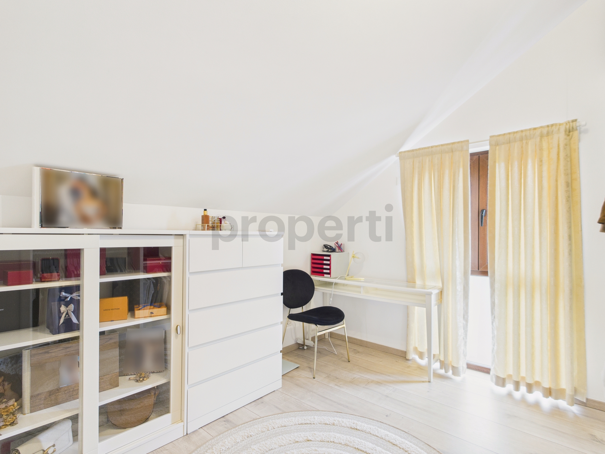 Helles Dachzimmer mit Stauraum und Arbeitsplatz